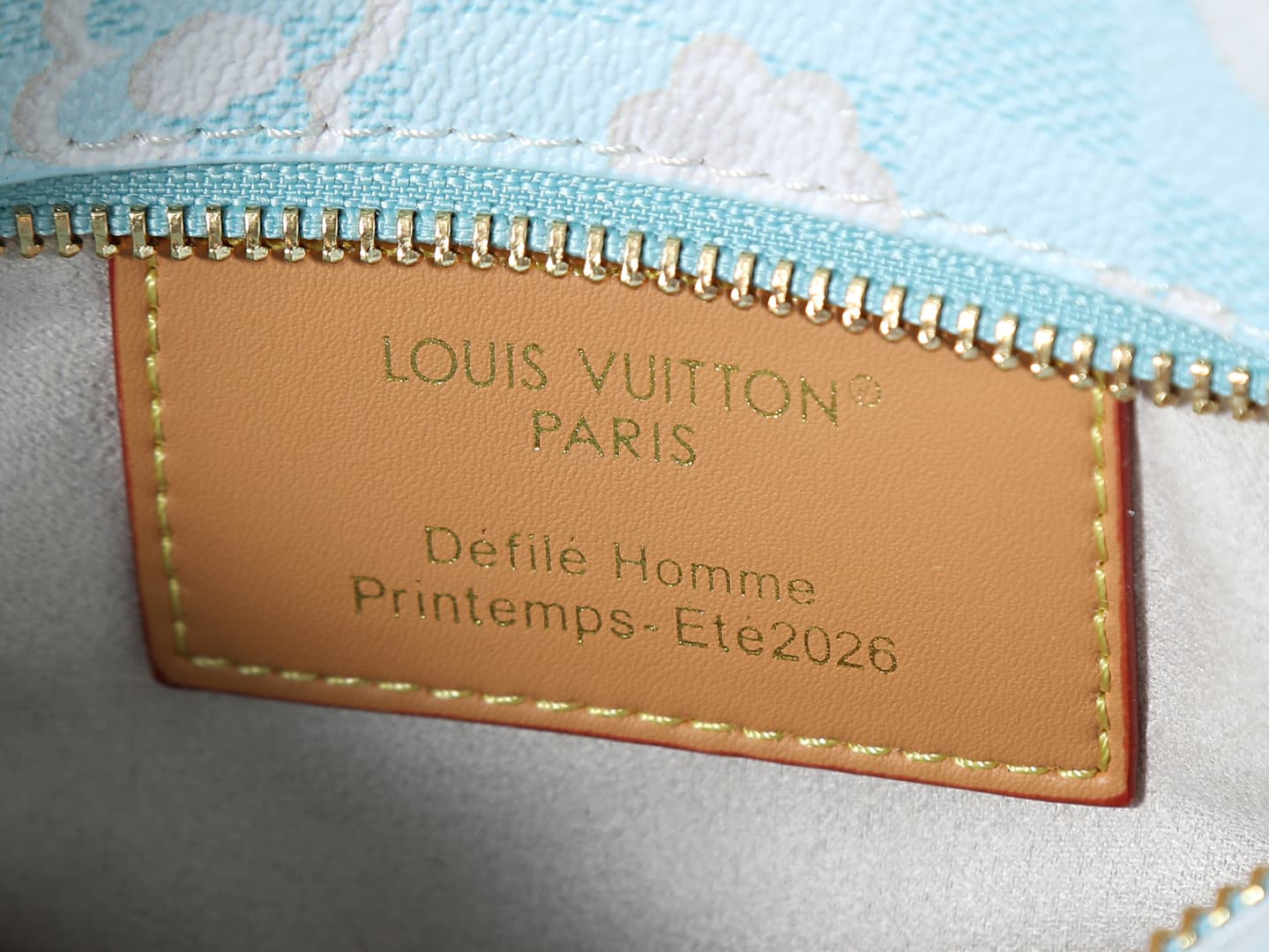 C5224 💰 Upgrade from the original M28174. This Pop Corn washing bag features a classic Damier check pattern on a leather body. The popcorn design and LV Lovers logo add extra charm, bringing out the elegance of movies and the romantic atmosphere of a movi — image 8