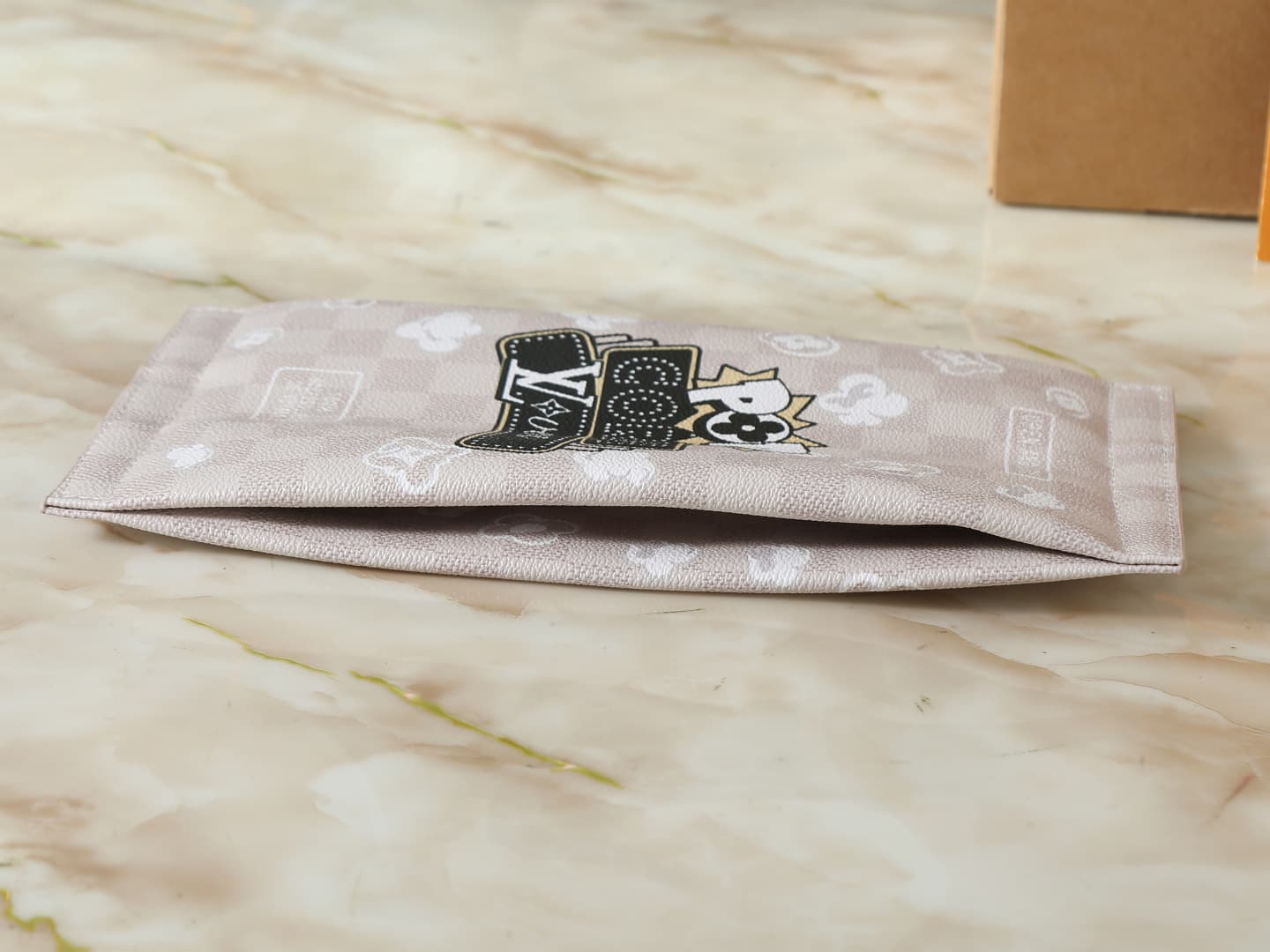 C5223 💰 Upgrade from the original M28174. This Pop Corn washing bag features a classic Damier check pattern on a leather body. The popcorn pattern and LV Lovers logo add extra flair, embodying the charm of movies and the romantic atmosphere of a movie nig — image 5