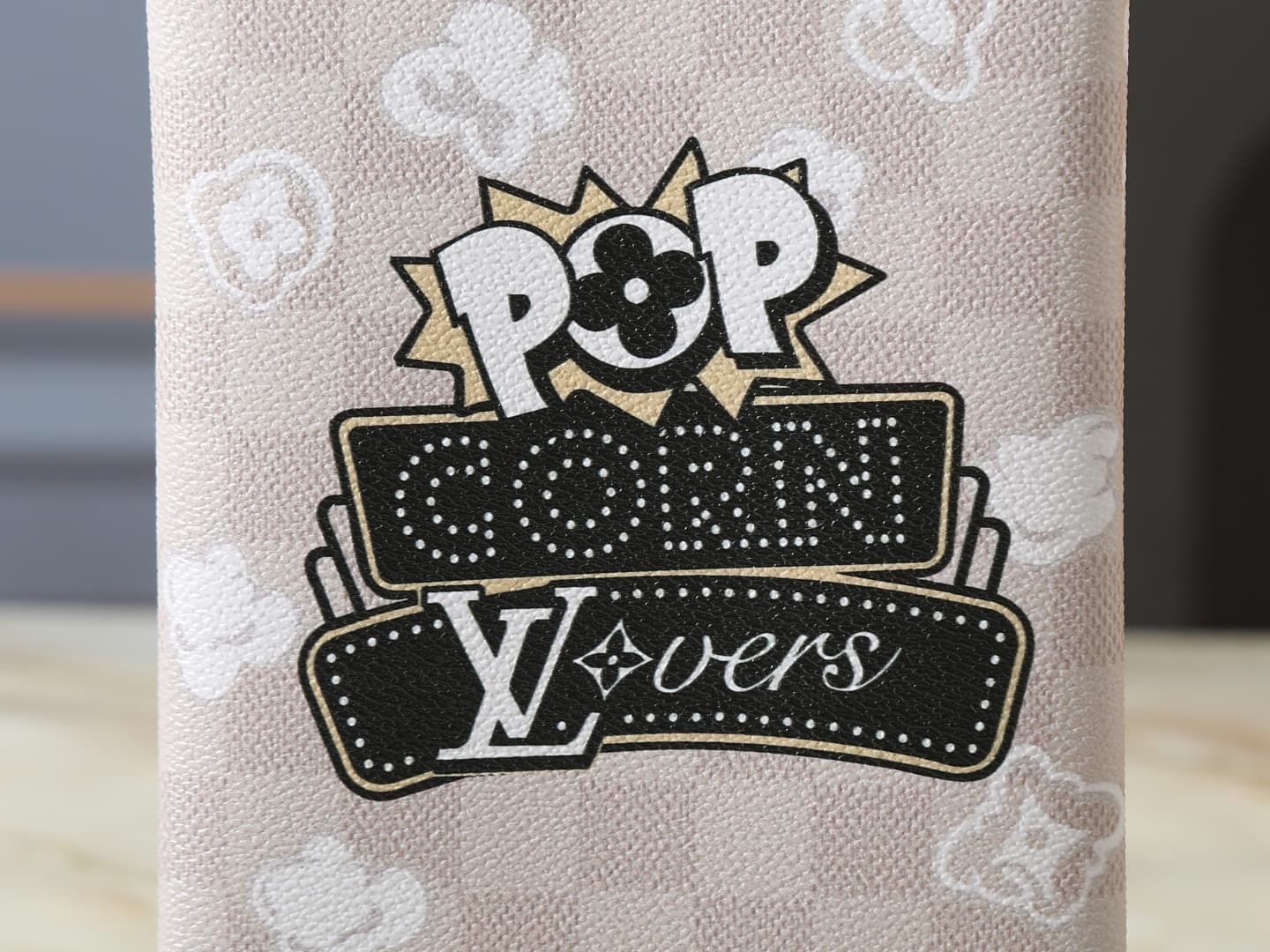 C5223 💰 Upgrade from the original M28174. This Pop Corn washing bag features a classic Damier check pattern on a leather body. The popcorn pattern and LV Lovers logo add extra flair, embodying the charm of movies and the romantic atmosphere of a movie nig — image 6