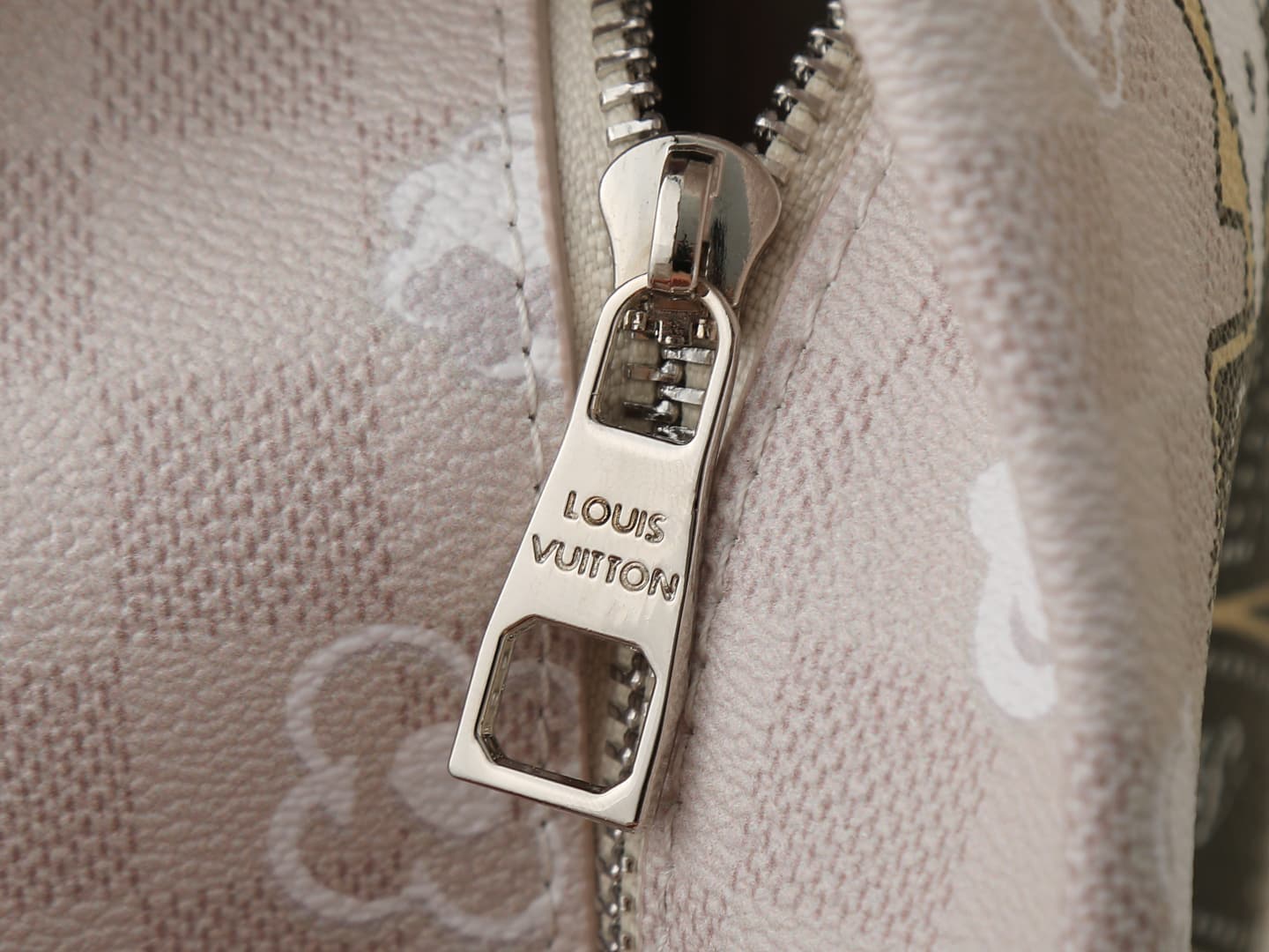 C5223 💰 Upgrade from the original M28174. This Pop Corn washing bag features a classic Damier check pattern on a leather body. The popcorn pattern and LV Lovers logo add extra flair, embodying the charm of movies and the romantic atmosphere of a movie nig — image 7