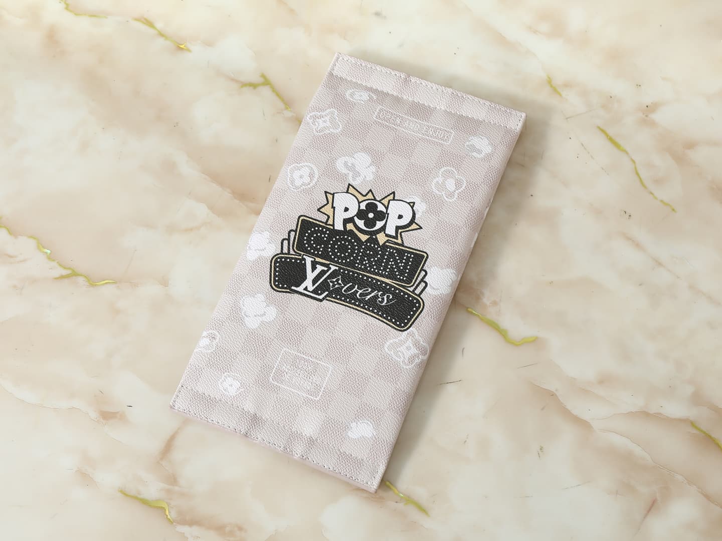 C5223 💰 Upgrade from the original M28174. This Pop Corn washing bag features a classic Damier check pattern on a leather body. The popcorn pattern and LV Lovers logo add extra flair, embodying the charm of movies and the romantic atmosphere of a movie nig — image 4
