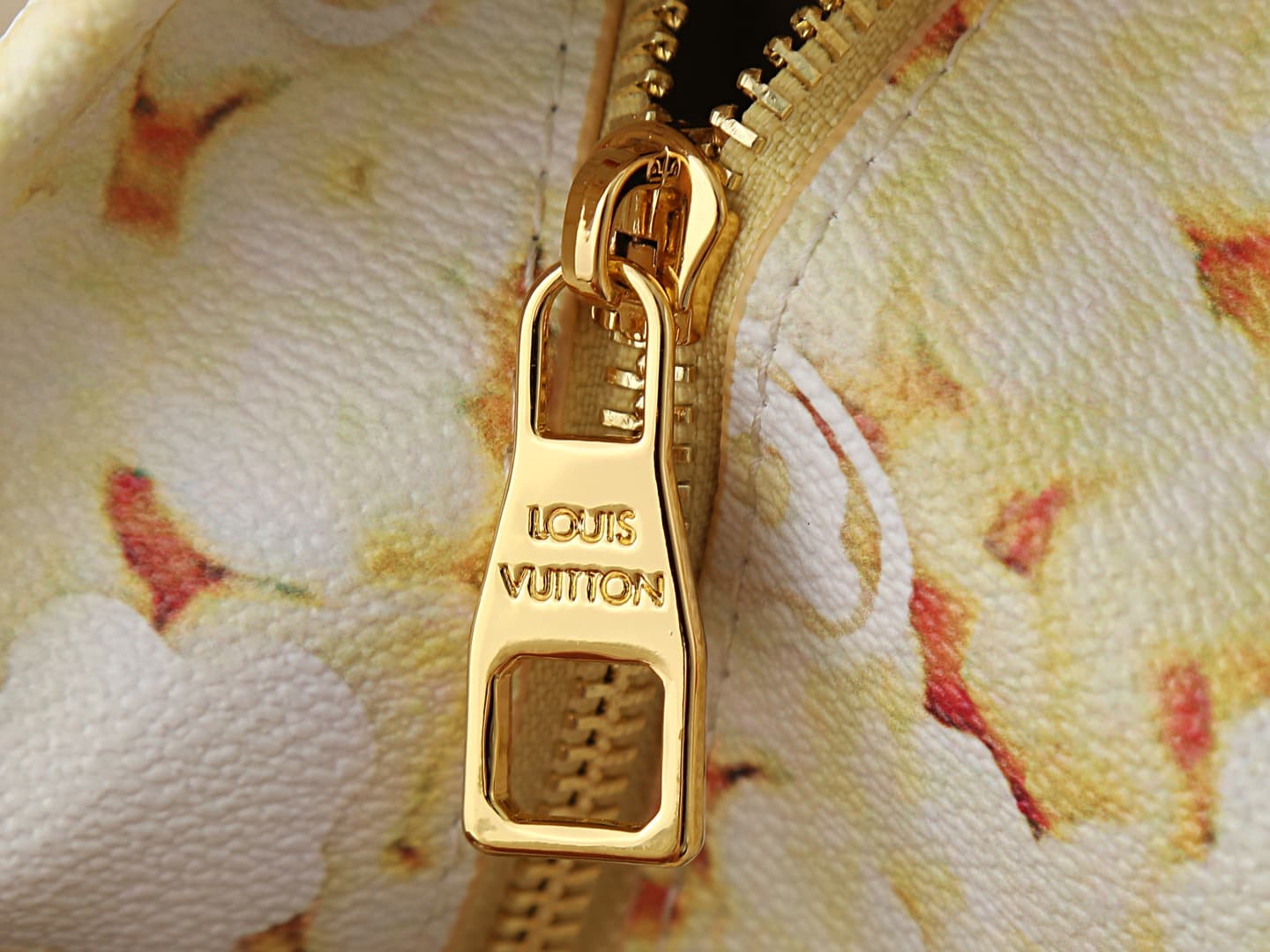 C5222 💰 Upgrade from the original M28174. This Pop Corn washing bag features a classic Damier check pattern on a leather body. The popcorn design and LV Lovers logo add extra charm, embodying the allure of movies and the romantic atmosphere of a movie nig — image 7