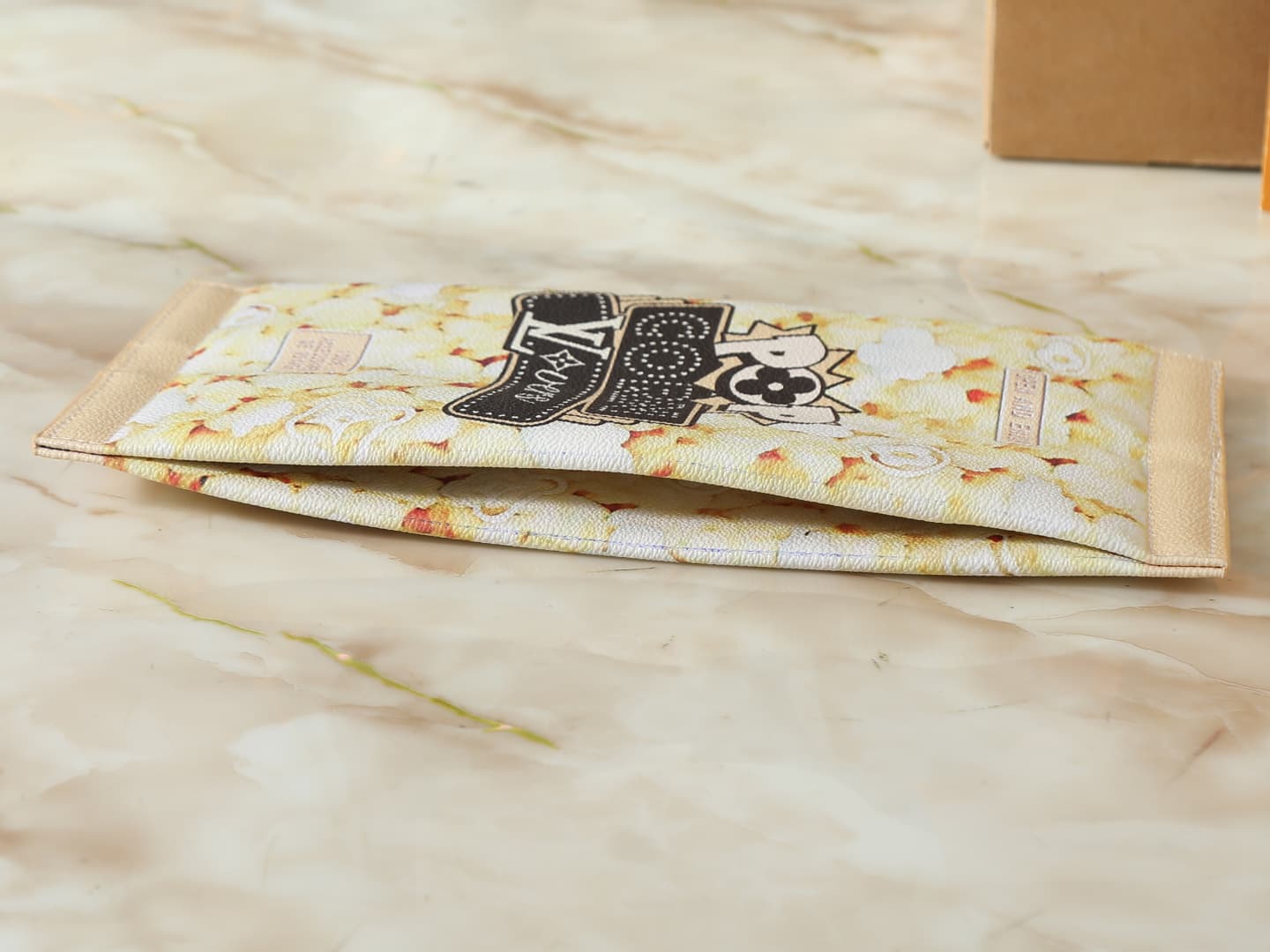 C5222 💰 Upgrade from the original M28174. This Pop Corn washing bag features a classic Damier check pattern on a leather body. The popcorn design and LV Lovers logo add extra charm, embodying the allure of movies and the romantic atmosphere of a movie nig — image 5