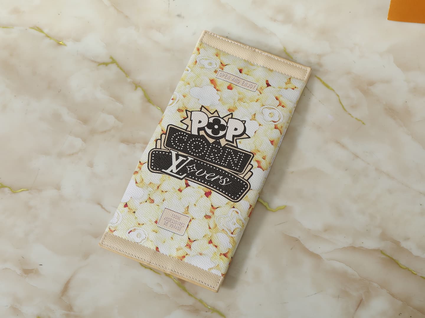 C5222 💰 Upgrade from the original M28174. This Pop Corn washing bag features a classic Damier check pattern on a leather body. The popcorn design and LV Lovers logo add extra charm, embodying the allure of movies and the romantic atmosphere of a movie nig — image 4