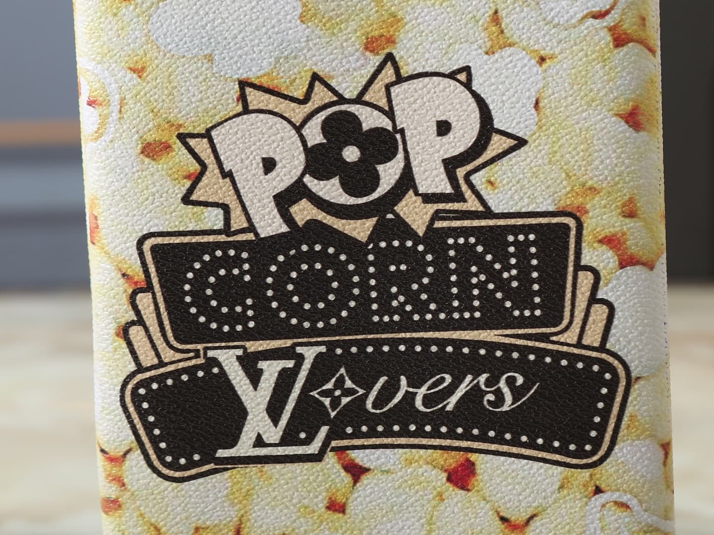 C5222 💰 Upgrade from the original M28174. This Pop Corn washing bag features a classic Damier check pattern on a leather body. The popcorn design and LV Lovers logo add extra charm, embodying the allure of movies and the romantic atmosphere of a movie nig — image 6