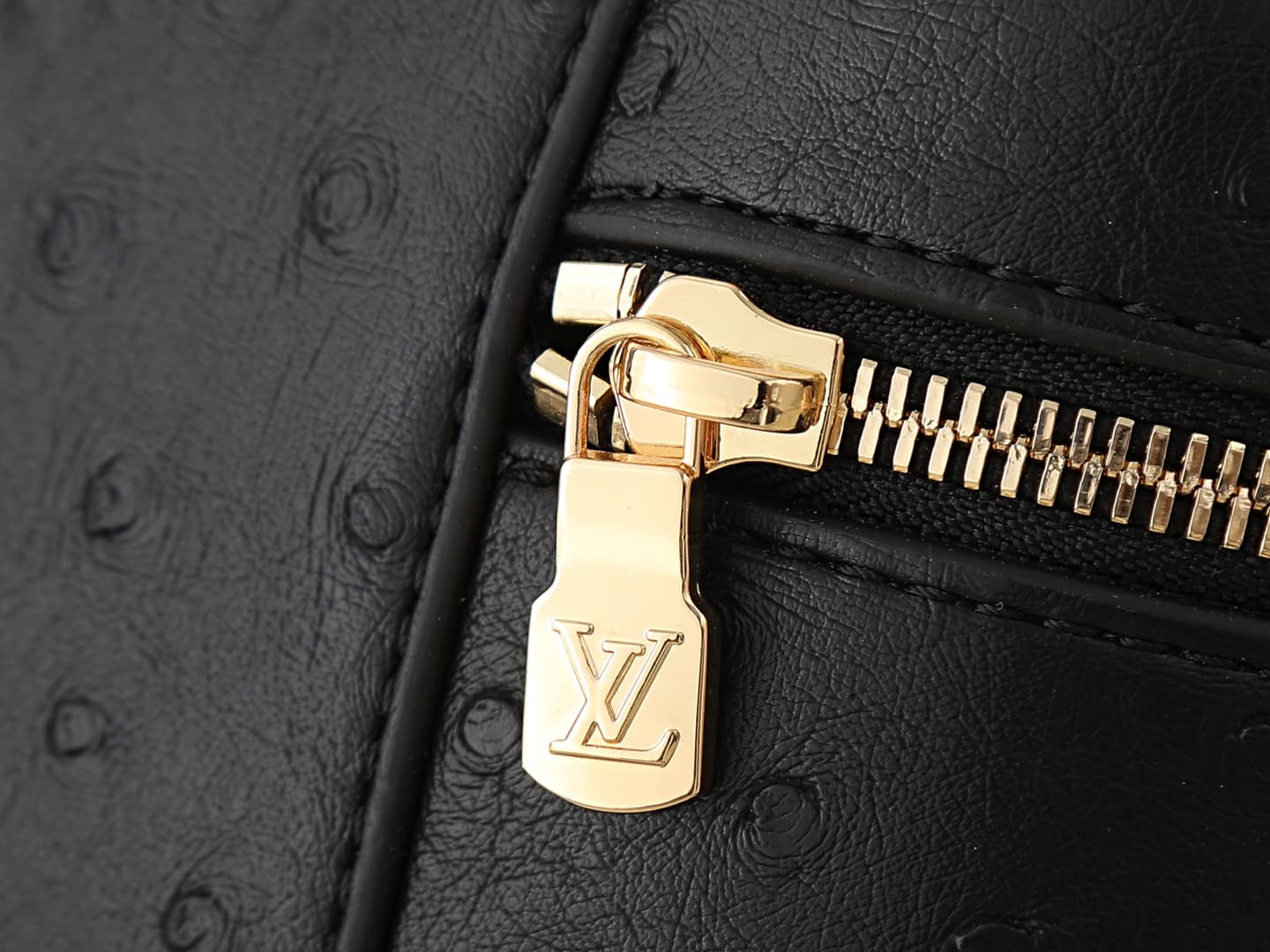 C5156 💰 Upgrade from the original N85911, N85806, N85820, M47125 models. The “Ostrich Pattern” Vanity Chain Pouch – inspired by traditional makeup boxes, reflecting the spirit of travel. This delicate and thin bag features a handle on top adorned with a g — image 7