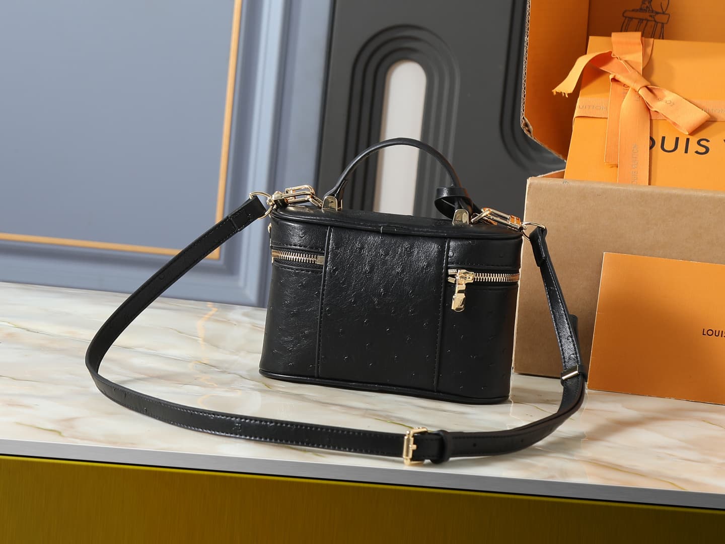 C5156 💰 Upgrade from the original N85911, N85806, N85820, M47125 models. The “Ostrich Pattern” Vanity Chain Pouch – inspired by traditional makeup boxes, reflecting the spirit of travel. This delicate and thin bag features a handle on top adorned with a g — image 3