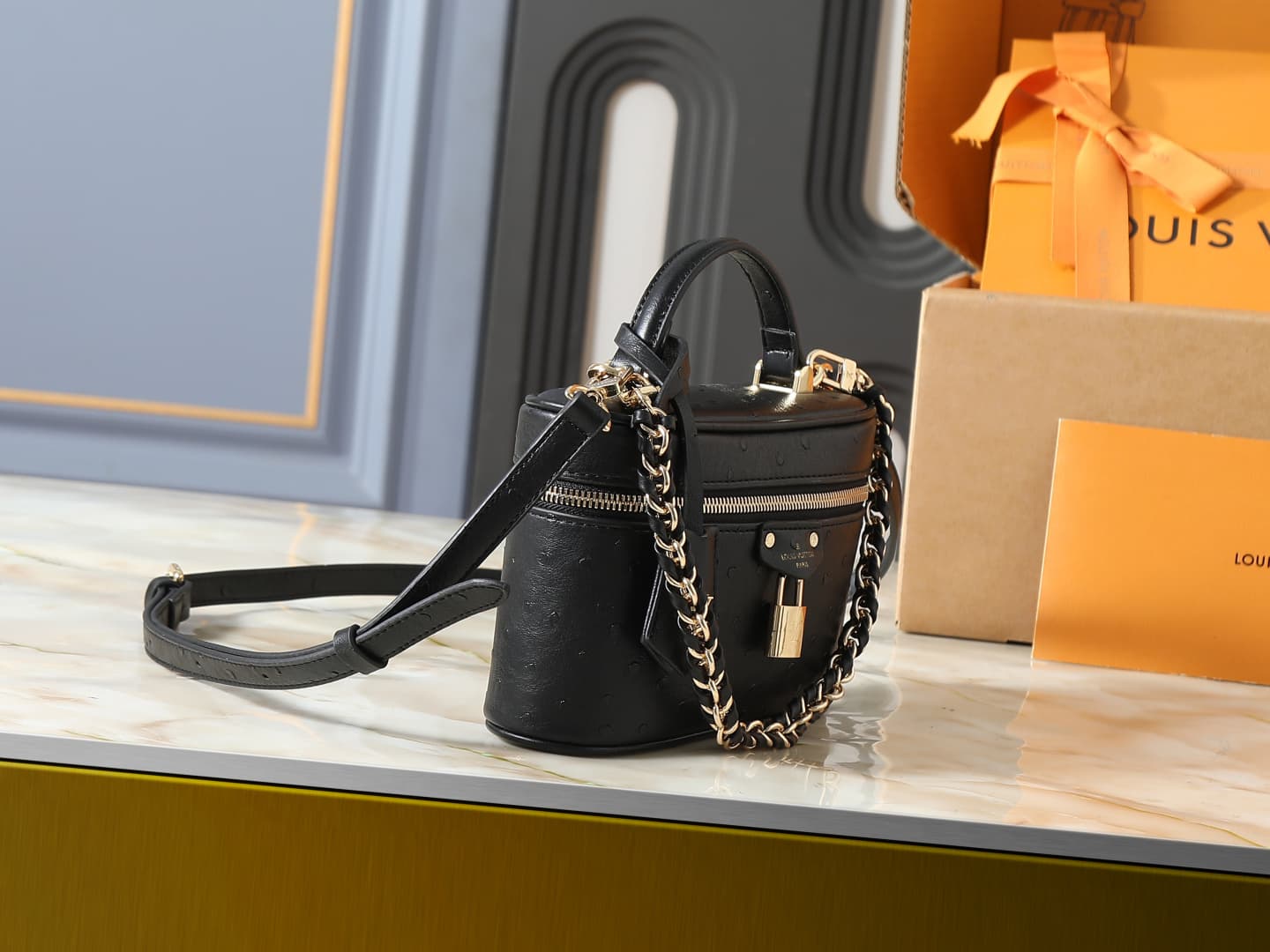 C5156 💰 Upgrade from the original N85911, N85806, N85820, M47125 models. The “Ostrich Pattern” Vanity Chain Pouch – inspired by traditional makeup boxes, reflecting the spirit of travel. This delicate and thin bag features a handle on top adorned with a g — image 2