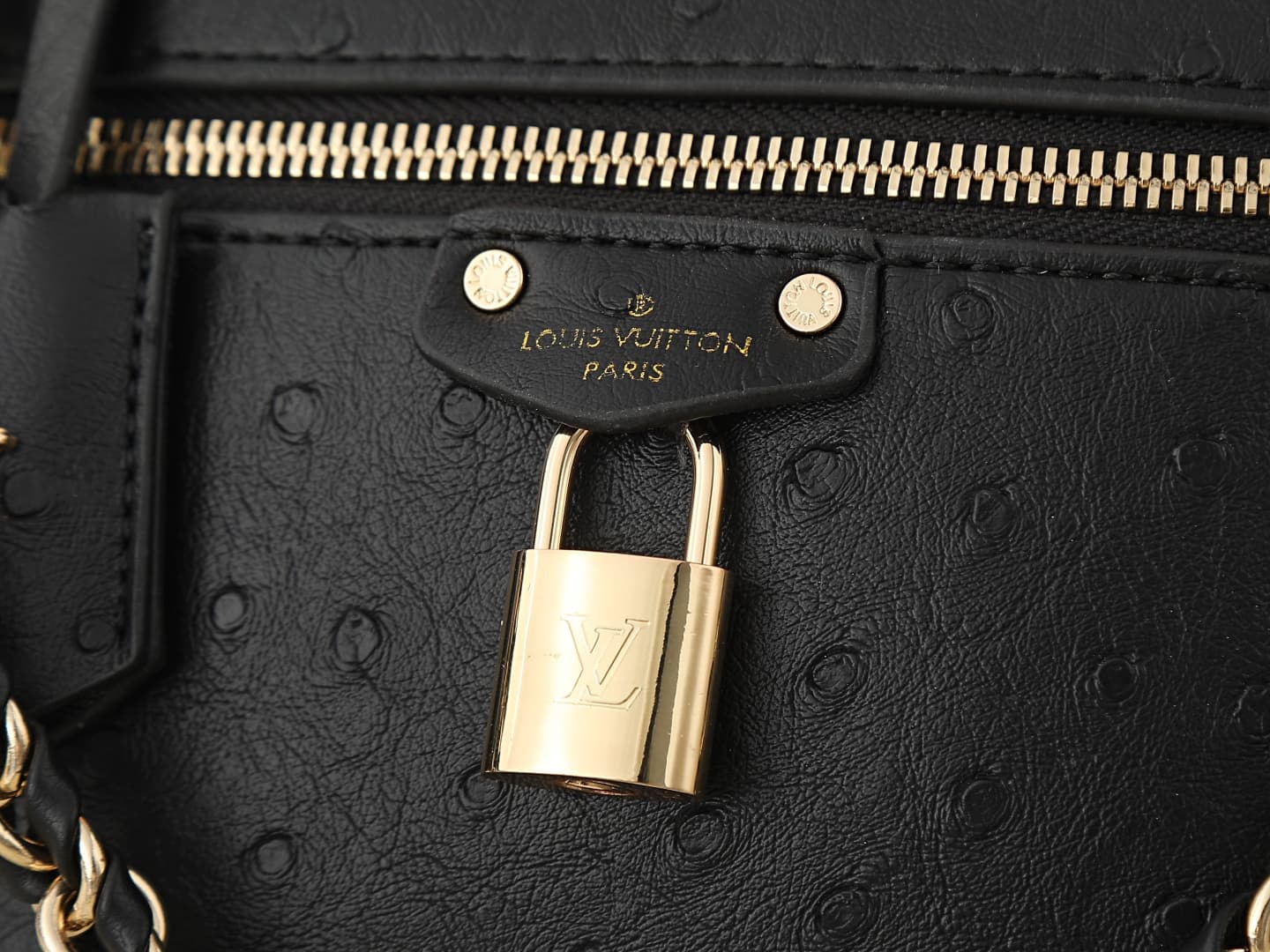 C5156 💰 Upgrade from the original N85911, N85806, N85820, M47125 models. The “Ostrich Pattern” Vanity Chain Pouch – inspired by traditional makeup boxes, reflecting the spirit of travel. This delicate and thin bag features a handle on top adorned with a g — image 5