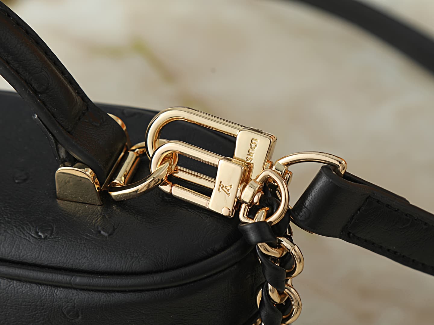 C5156 💰 Upgrade from the original N85911, N85806, N85820, M47125 models. The “Ostrich Pattern” Vanity Chain Pouch – inspired by traditional makeup boxes, reflecting the spirit of travel. This delicate and thin bag features a handle on top adorned with a g — image 6