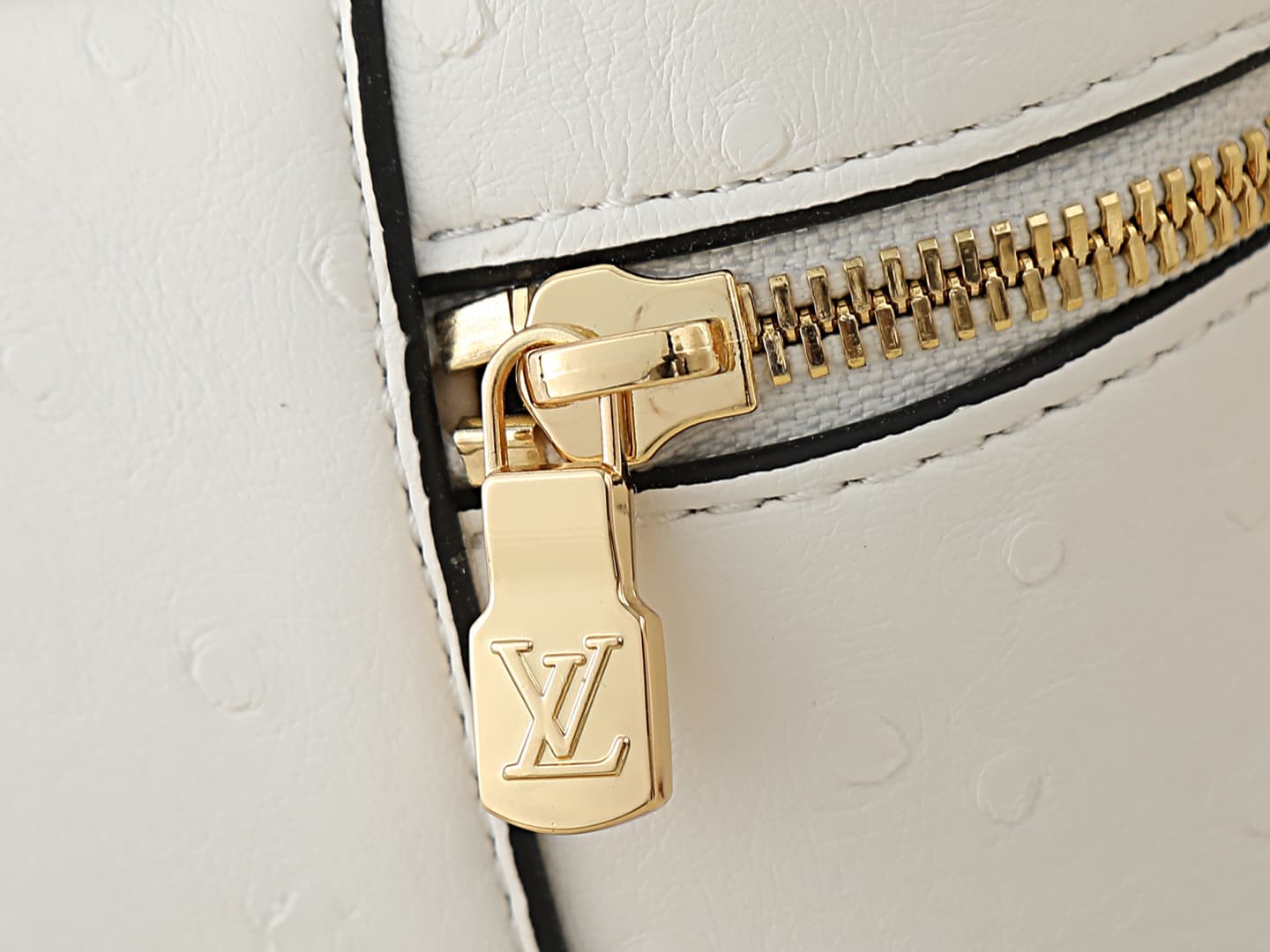 C5155 💰 Upgrade from the original N85911, N85806, N85820, M47125 models. The “Ostrich Pattern” Vanity Chain Pouch – inspired by traditional makeup boxes, reflecting the spirit of travel. This exquisite and thin bag features a handle on top adorned with a  — image 7