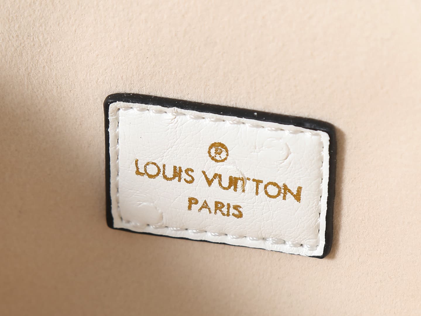C5155 💰 Upgrade from the original N85911, N85806, N85820, M47125 models. The “Ostrich Pattern” Vanity Chain Pouch – inspired by traditional makeup boxes, reflecting the spirit of travel. This exquisite and thin bag features a handle on top adorned with a  — image 8