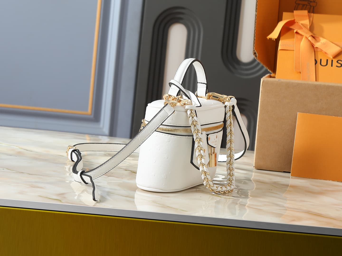C5155 💰 Upgrade from the original N85911, N85806, N85820, M47125 models. The “Ostrich Pattern” Vanity Chain Pouch – inspired by traditional makeup boxes, reflecting the spirit of travel. This exquisite and thin bag features a handle on top adorned with a  — image 2
