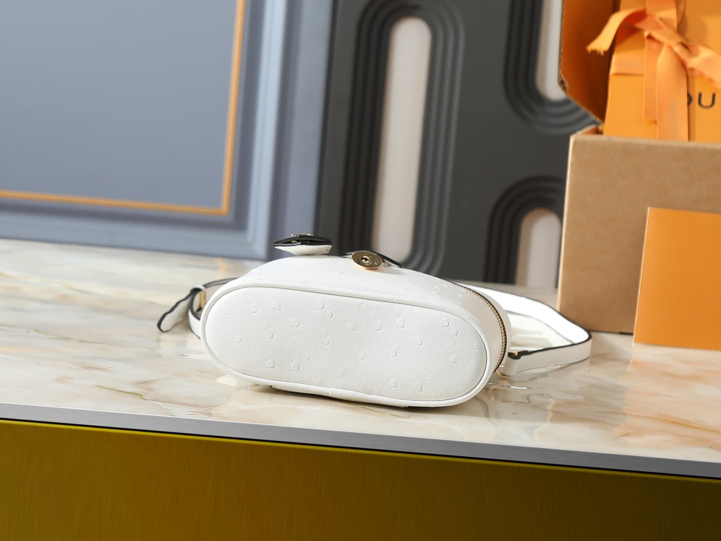 C5155 💰 Upgrade from the original N85911, N85806, N85820, M47125 models. The “Ostrich Pattern” Vanity Chain Pouch – inspired by traditional makeup boxes, reflecting the spirit of travel. This exquisite and thin bag features a handle on top adorned with a  — image 4