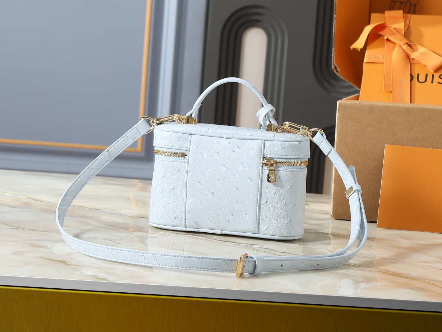 C5154 💰 Upgrade the original N85911, N85806, N85820, M47125 models. The “Ostrich Pattern Vanity Chain Pouch” is inspired by traditional makeup boxes, reflecting the spirit of travel. This exquisite and thin bag features a handle on top decorated with a go — image 3