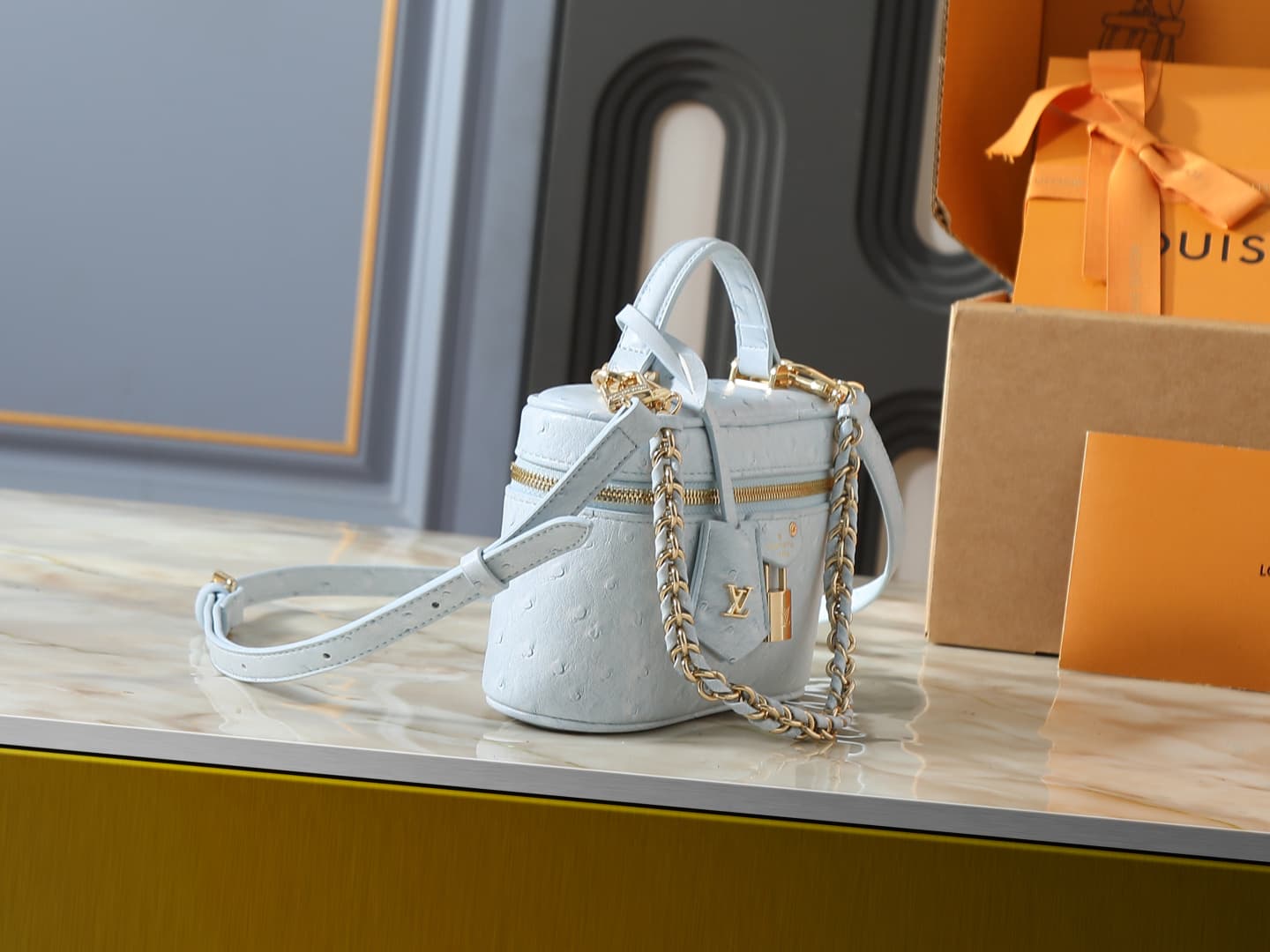 C5154 💰 Upgrade the original N85911, N85806, N85820, M47125 models. The “Ostrich Pattern Vanity Chain Pouch” is inspired by traditional makeup boxes, reflecting the spirit of travel. This exquisite and thin bag features a handle on top decorated with a go — image 2