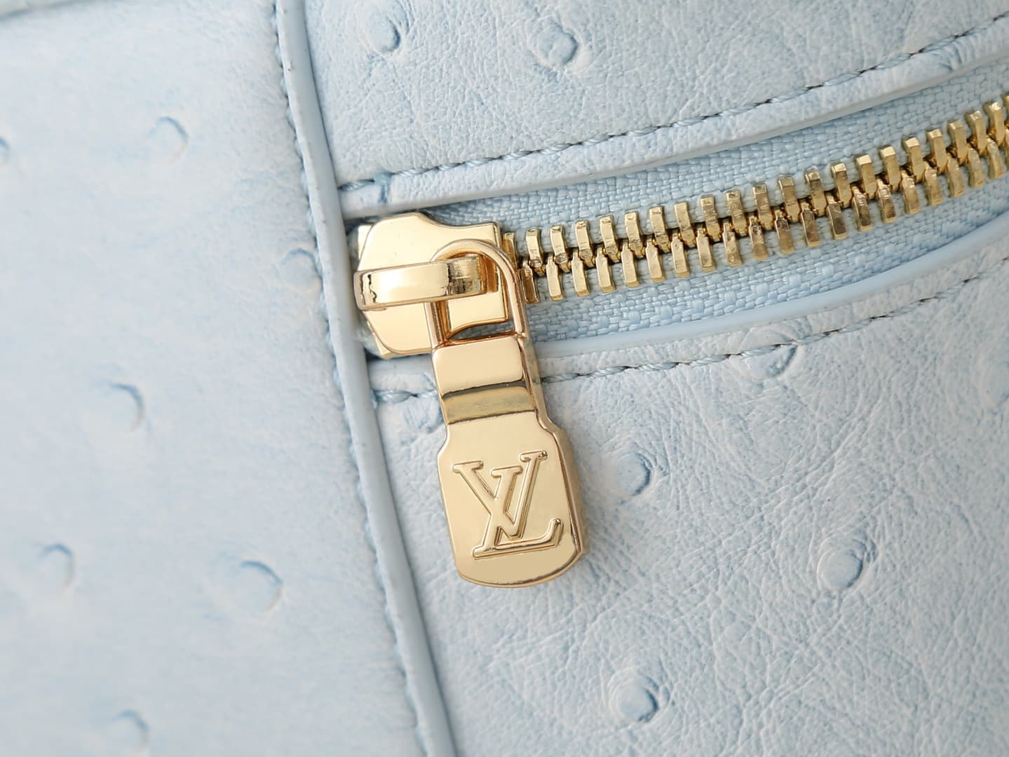 C5154 💰 Upgrade the original N85911, N85806, N85820, M47125 models. The “Ostrich Pattern Vanity Chain Pouch” is inspired by traditional makeup boxes, reflecting the spirit of travel. This exquisite and thin bag features a handle on top decorated with a go — image 7