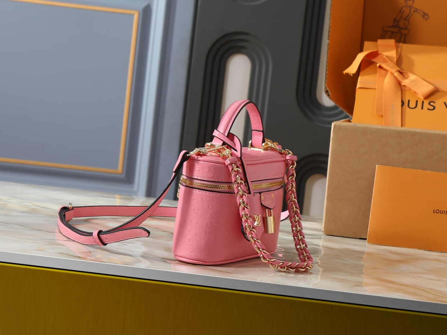 C5153 💰 Upgrade from the original N85911, N85806, N85820, M47125 models. The “Ostrich Pattern” Vanity Chain Pouch – inspired by traditional makeup boxes, reflecting the spirit of travel. This delicate and thin bag features a handle on top decorated with a — image 2