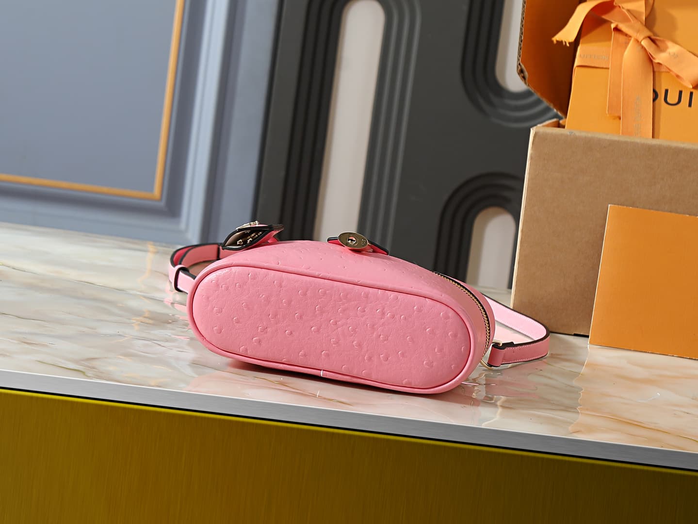 C5153 💰 Upgrade from the original N85911, N85806, N85820, M47125 models. The “Ostrich Pattern” Vanity Chain Pouch – inspired by traditional makeup boxes, reflecting the spirit of travel. This delicate and thin bag features a handle on top decorated with a — image 4