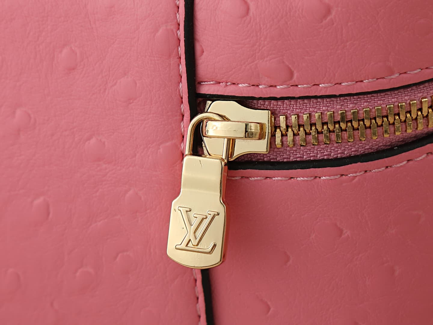 C5153 💰 Upgrade from the original N85911, N85806, N85820, M47125 models. The “Ostrich Pattern” Vanity Chain Pouch – inspired by traditional makeup boxes, reflecting the spirit of travel. This delicate and thin bag features a handle on top decorated with a — image 7