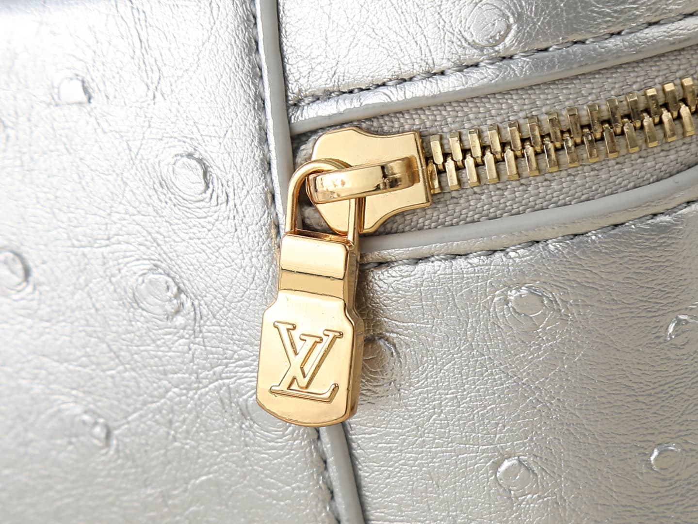 C5152 💰 Upgrade from the original N85911, N85806, N85820, M47125 models. The “Ostrich Pattern” Vanity Chain Pouch – inspired by traditional makeup boxes, reflecting the spirit of travel. This exquisite and thin bag features a handle on top adorned with a  — image 7