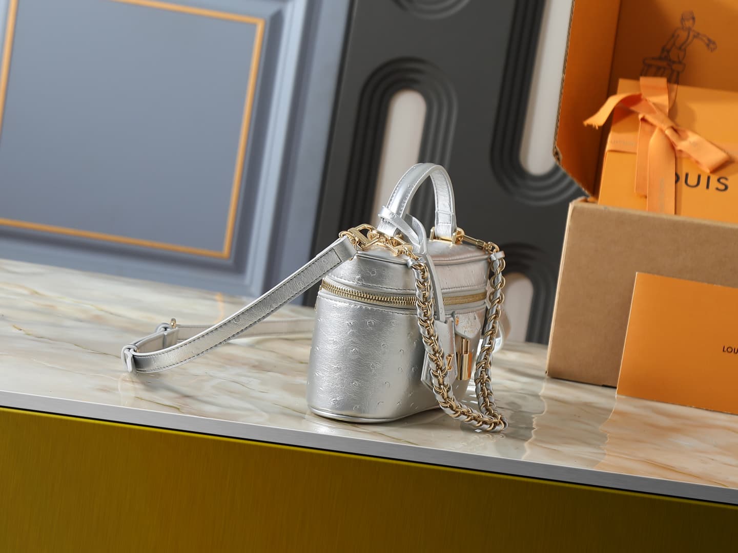C5152 💰 Upgrade from the original N85911, N85806, N85820, M47125 models. The “Ostrich Pattern” Vanity Chain Pouch – inspired by traditional makeup boxes, reflecting the spirit of travel. This exquisite and thin bag features a handle on top adorned with a  — image 2