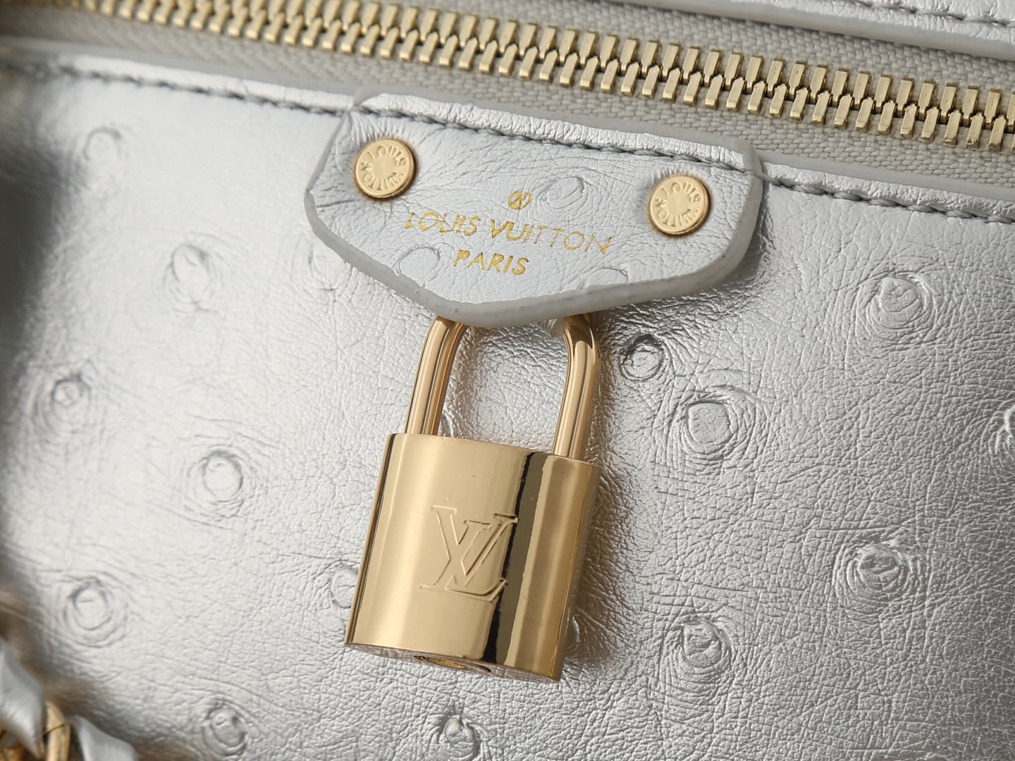C5152 💰 Upgrade from the original N85911, N85806, N85820, M47125 models. The “Ostrich Pattern” Vanity Chain Pouch – inspired by traditional makeup boxes, reflecting the spirit of travel. This exquisite and thin bag features a handle on top adorned with a  — image 5