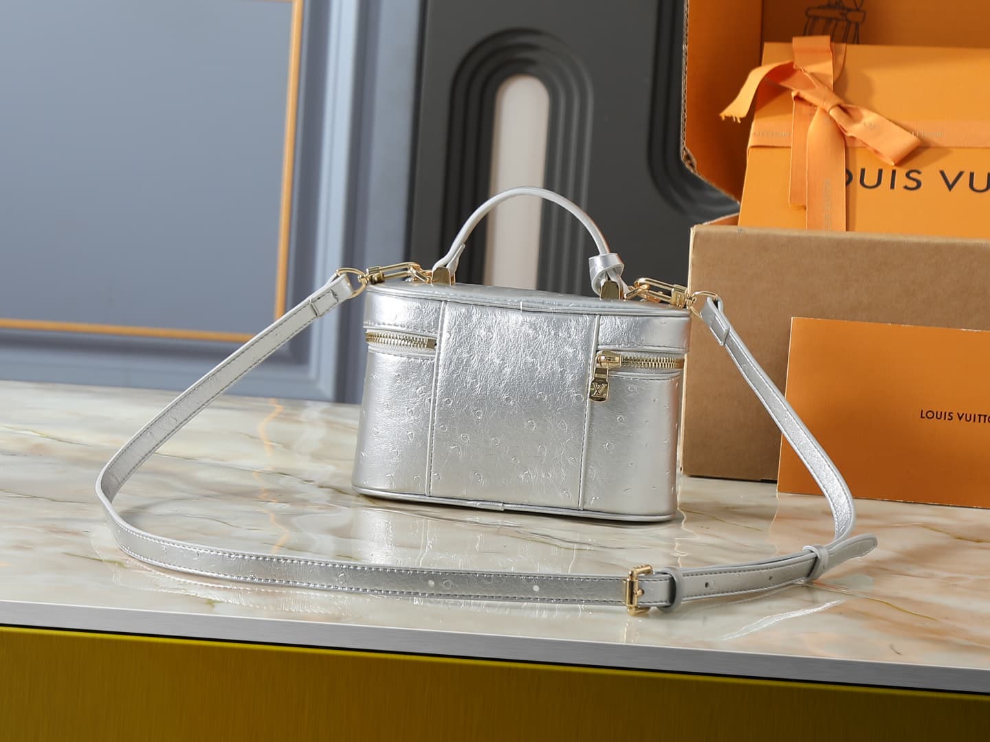 C5152 💰 Upgrade from the original N85911, N85806, N85820, M47125 models. The “Ostrich Pattern” Vanity Chain Pouch – inspired by traditional makeup boxes, reflecting the spirit of travel. This exquisite and thin bag features a handle on top adorned with a  — image 3