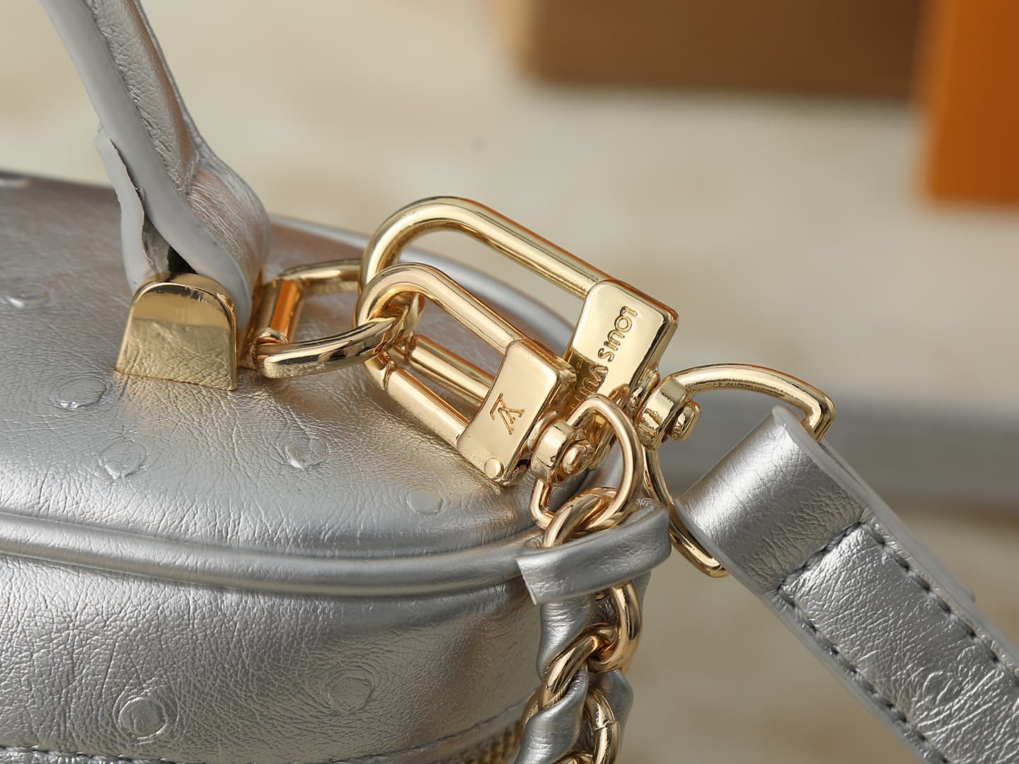 C5152 💰 Upgrade from the original N85911, N85806, N85820, M47125 models. The “Ostrich Pattern” Vanity Chain Pouch – inspired by traditional makeup boxes, reflecting the spirit of travel. This exquisite and thin bag features a handle on top adorned with a  — image 6