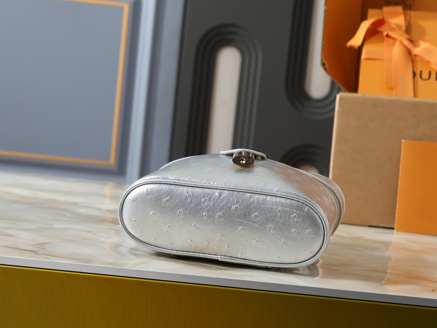 C5152 💰 Upgrade from the original N85911, N85806, N85820, M47125 models. The “Ostrich Pattern” Vanity Chain Pouch – inspired by traditional makeup boxes, reflecting the spirit of travel. This exquisite and thin bag features a handle on top adorned with a  — image 4