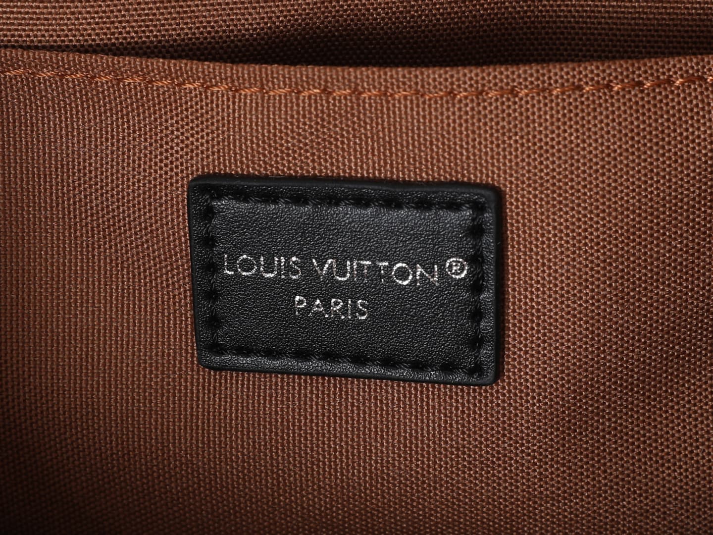 C5105 💰 Upgraded version of the original M2A209 and M40391. This Speedy Bandoulière 30 handbag combines Monogram Denim with leather trim. It features a distinctive LV heart-shaped label and V-shaped stitching on the denim fabric, along with leather trim a — image 8