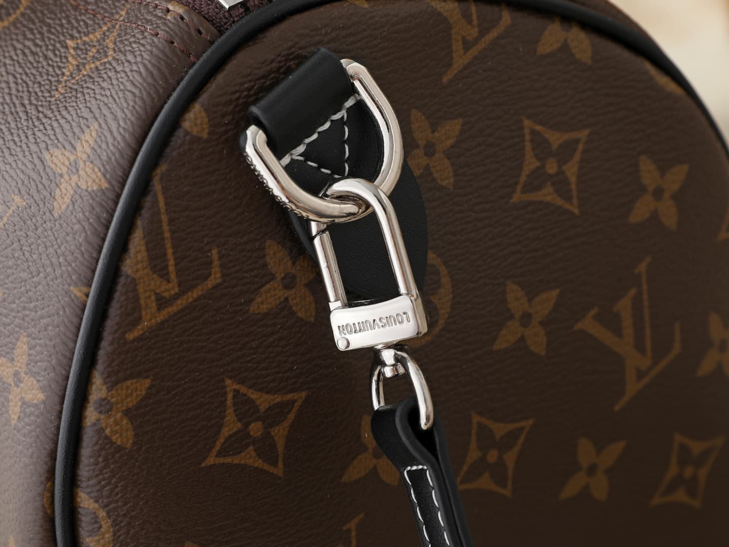 C5105 💰 Upgraded version of the original M2A209 and M40391. This Speedy Bandoulière 30 handbag combines Monogram Denim with leather trim. It features a distinctive LV heart-shaped label and V-shaped stitching on the denim fabric, along with leather trim a — image 6