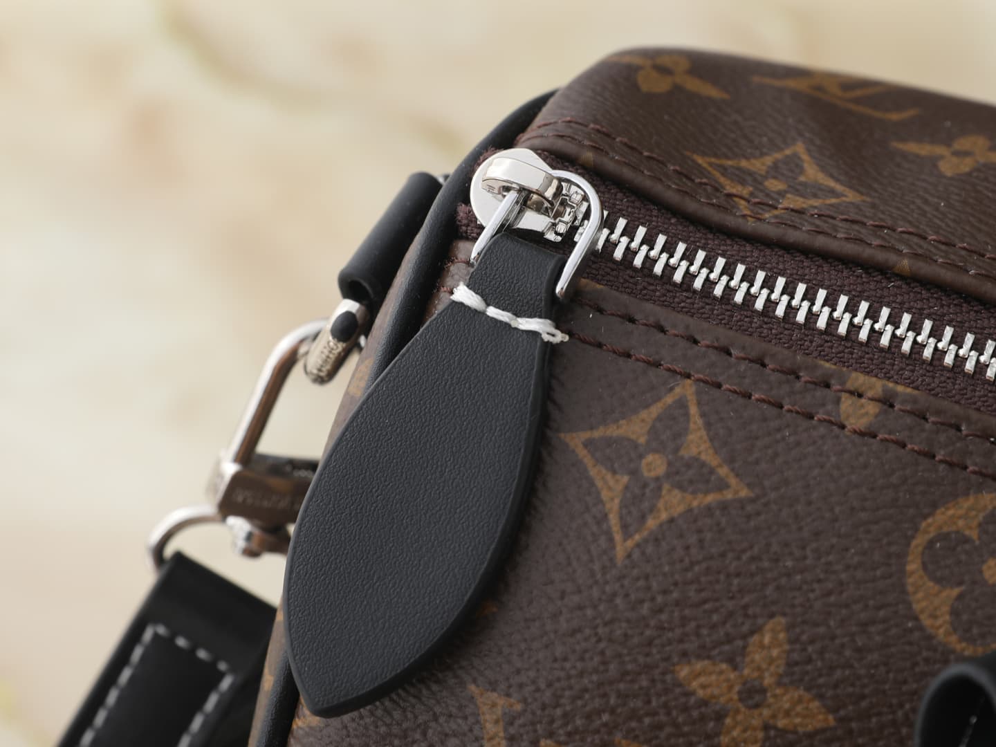 C5105 💰 Upgraded version of the original M2A209 and M40391. This Speedy Bandoulière 30 handbag combines Monogram Denim with leather trim. It features a distinctive LV heart-shaped label and V-shaped stitching on the denim fabric, along with leather trim a — image 7