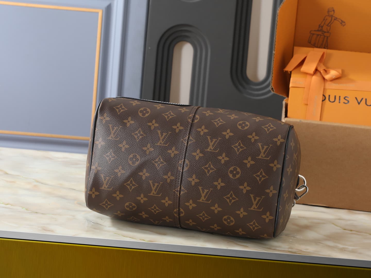 C5105 💰 Upgraded version of the original M2A209 and M40391. This Speedy Bandoulière 30 handbag combines Monogram Denim with leather trim. It features a distinctive LV heart-shaped label and V-shaped stitching on the denim fabric, along with leather trim a — image 4