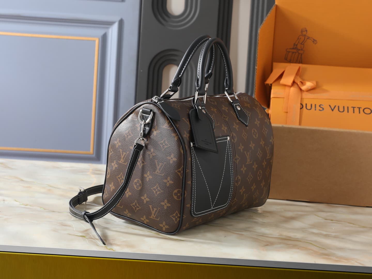 C5105 💰 Upgraded version of the original M2A209 and M40391. This Speedy Bandoulière 30 handbag combines Monogram Denim with leather trim. It features a distinctive LV heart-shaped label and V-shaped stitching on the denim fabric, along with leather trim a — image 2