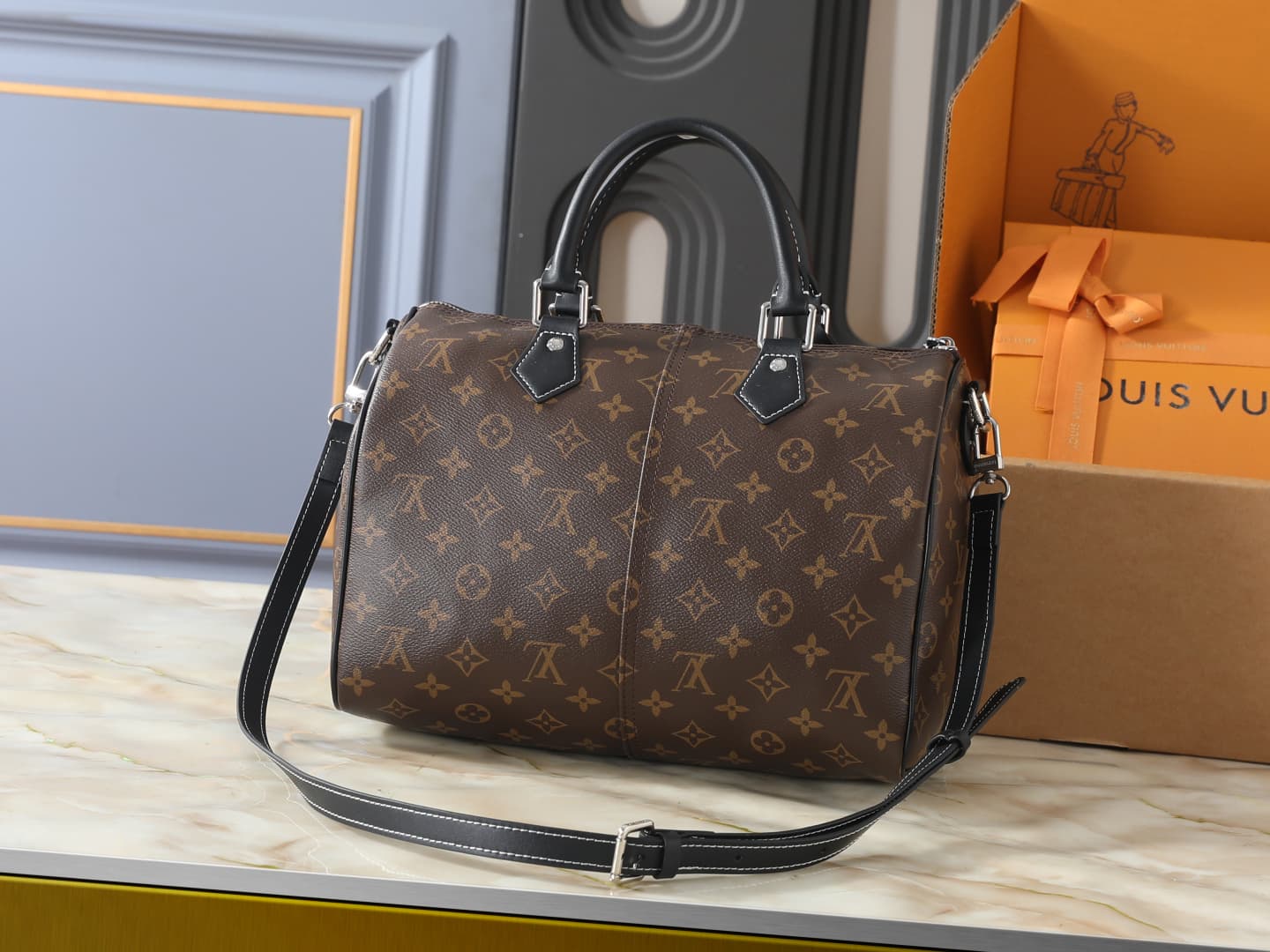 C5105 💰 Upgraded version of the original M2A209 and M40391. This Speedy Bandoulière 30 handbag combines Monogram Denim with leather trim. It features a distinctive LV heart-shaped label and V-shaped stitching on the denim fabric, along with leather trim a — image 3