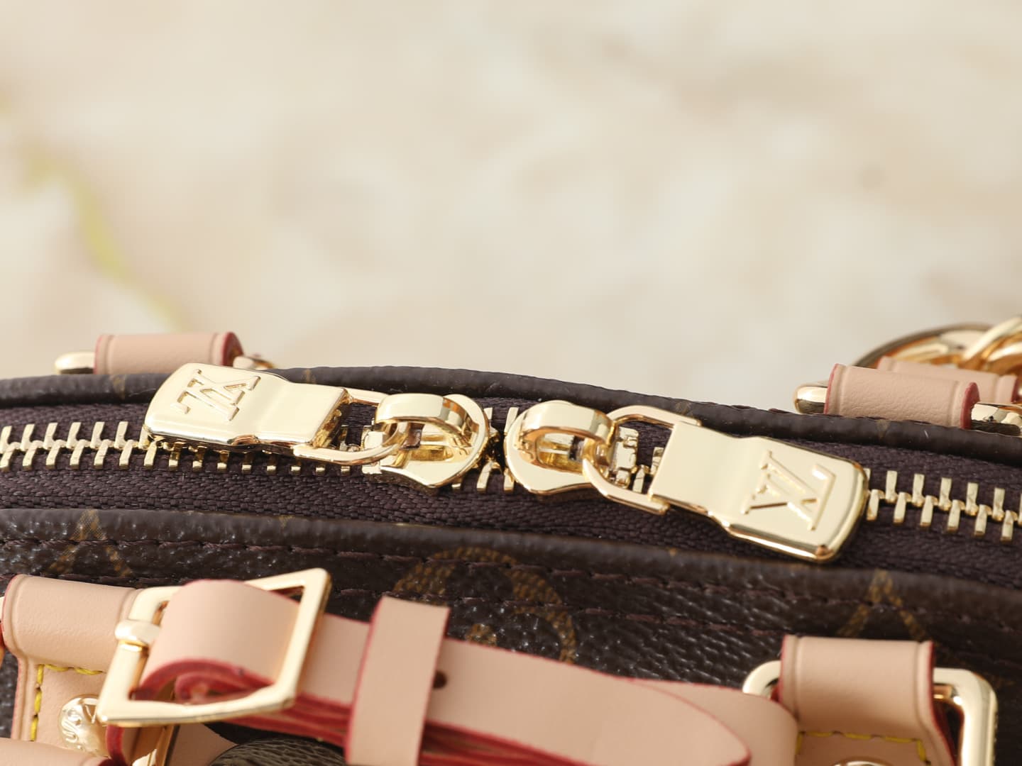 C5104 💰 Upgrade the original K00015, M14339, and M82717. This Alma mini handbag belongs to the LV&I custom collection. It features a Monogram canvas design with a compact structure, making it an ideal item for daily use in various carrying styles. You can — image 7