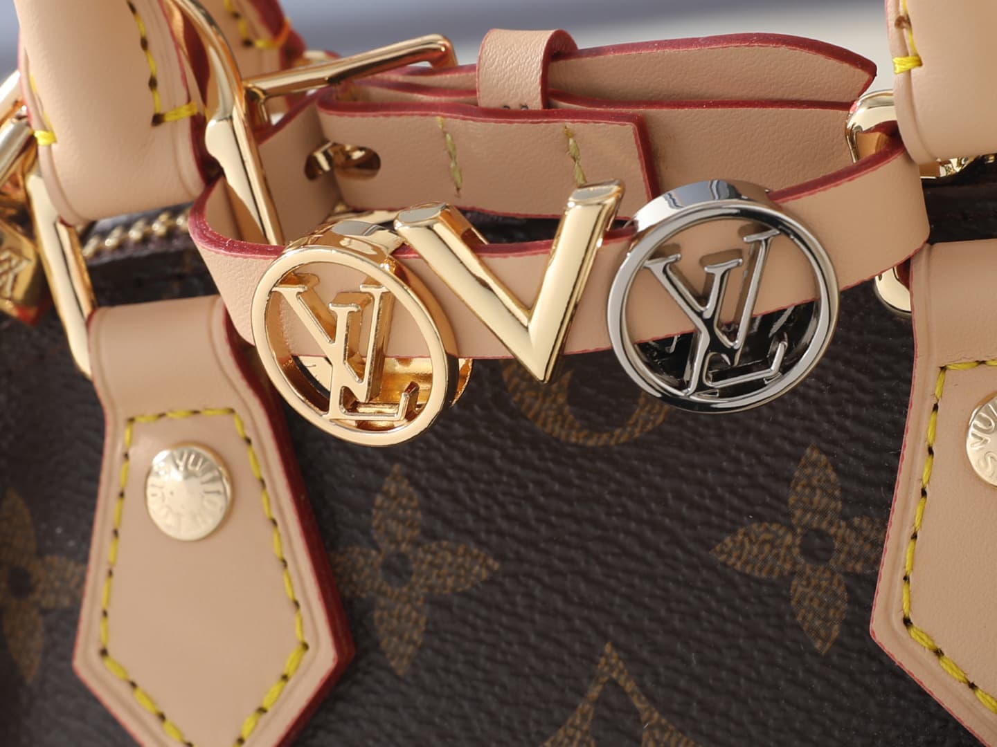 C5104 💰 Upgrade the original K00015, M14339, and M82717. This Alma mini handbag belongs to the LV&I custom collection. It features a Monogram canvas design with a compact structure, making it an ideal item for daily use in various carrying styles. You can — image 5