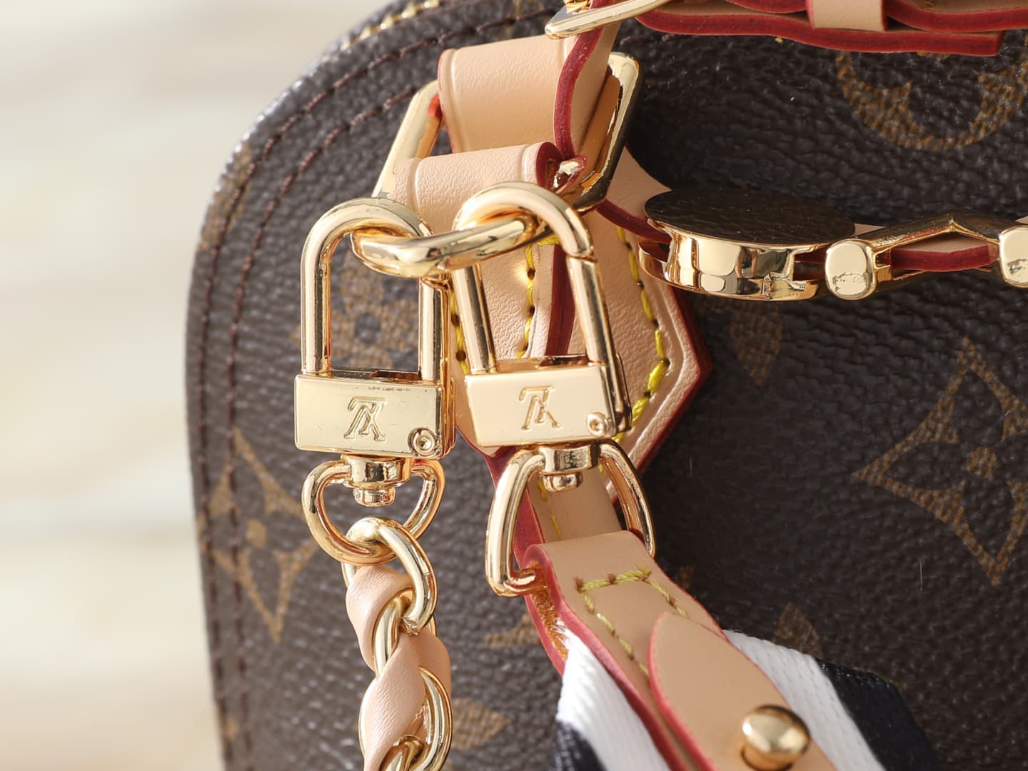C5104 💰 Upgrade the original K00015, M14339, and M82717. This Alma mini handbag belongs to the LV&I custom collection. It features a Monogram canvas design with a compact structure, making it an ideal item for daily use in various carrying styles. You can — image 6