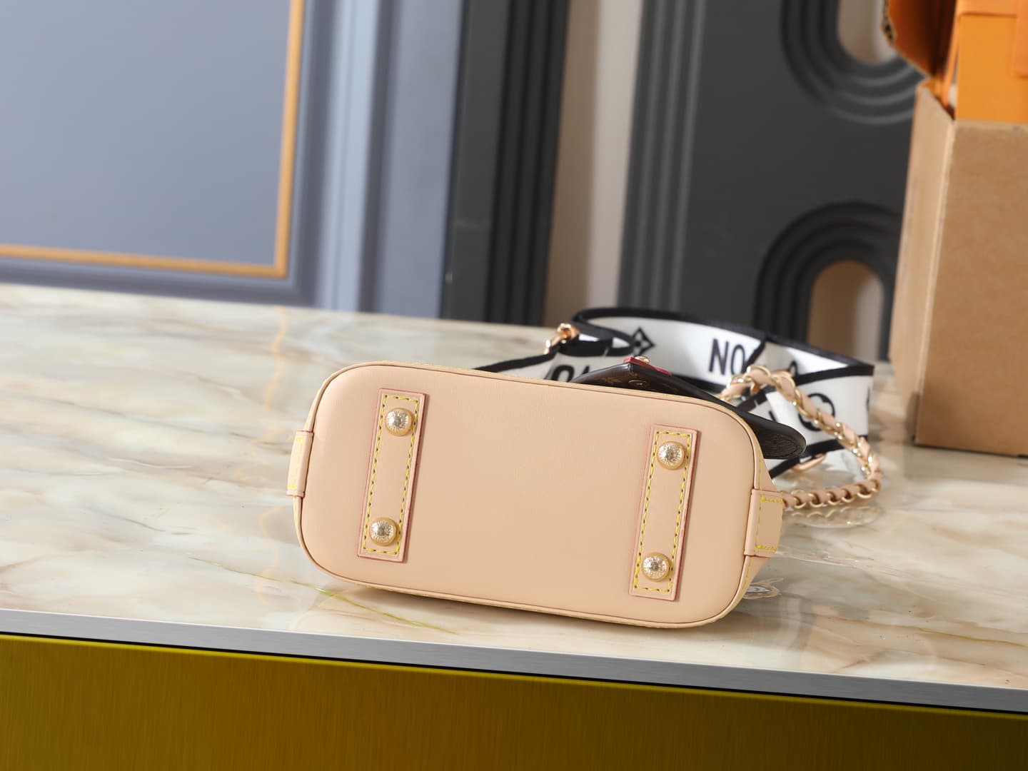 C5104 💰 Upgrade the original K00015, M14339, and M82717. This Alma mini handbag belongs to the LV&I custom collection. It features a Monogram canvas design with a compact structure, making it an ideal item for daily use in various carrying styles. You can — image 4