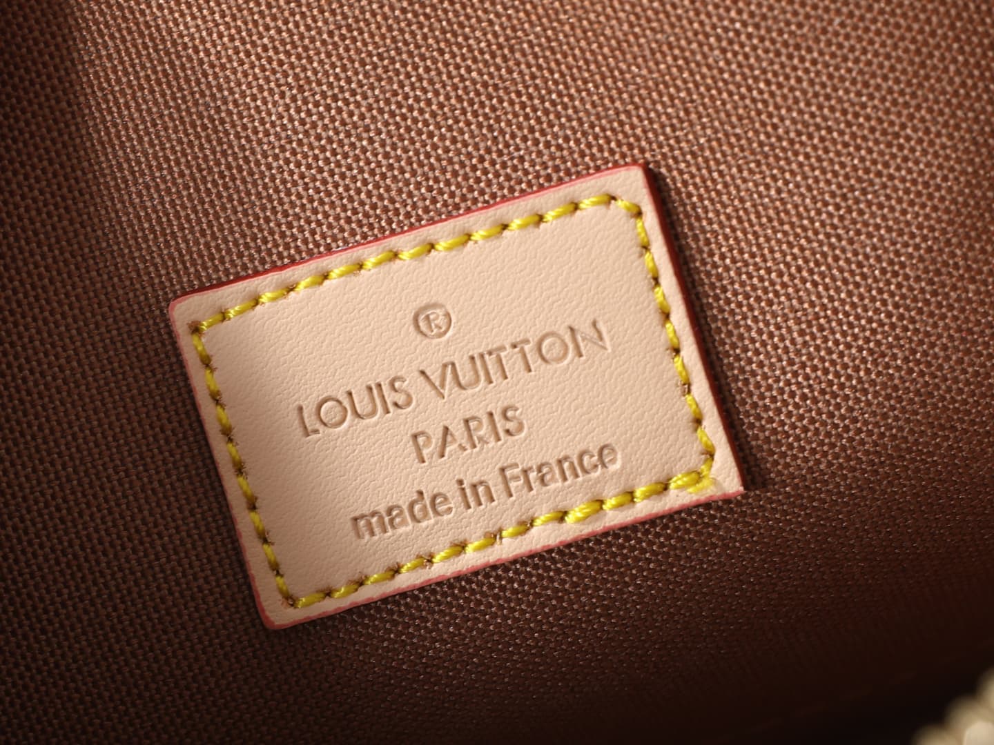 C5104 💰 Upgrade the original K00015, M14339, and M82717. This Alma mini handbag belongs to the LV&I custom collection. It features a Monogram canvas design with a compact structure, making it an ideal item for daily use in various carrying styles. You can — image 8