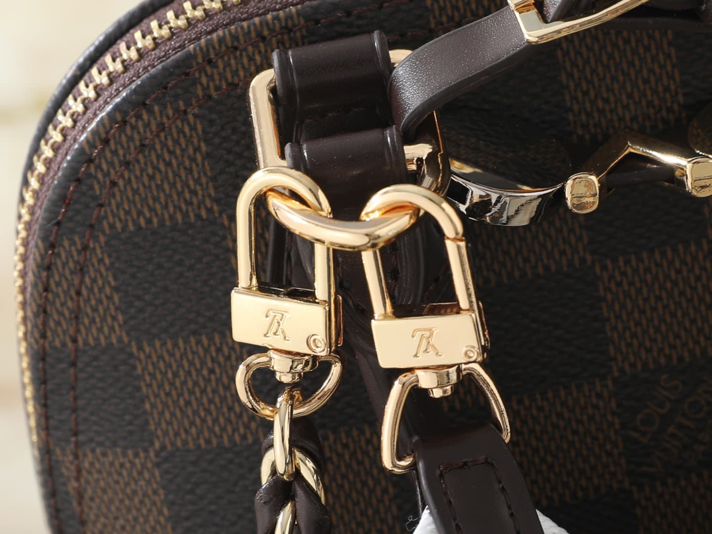 C5102 💰 Upgrade from the original K00015, M14339, and M82717. This Alma mini handbag is part of the LV&I custom collection. It features a Monogram canvas material with a compact design, making it an ideal choice for daily use. You can choose between shoul — image 6