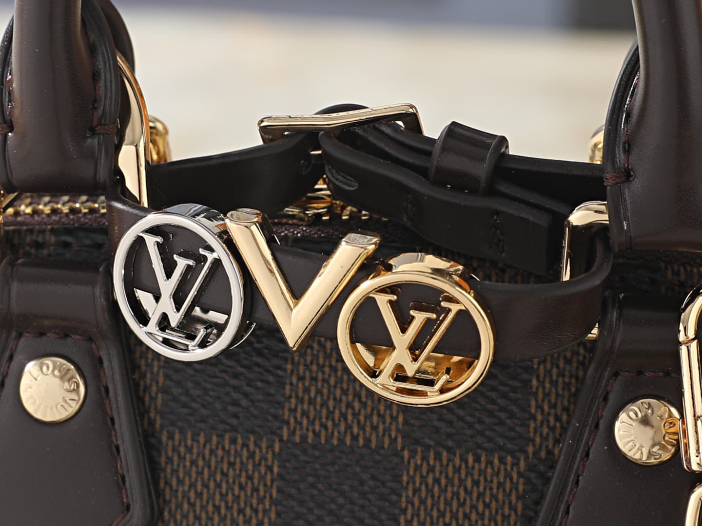 C5102 💰 Upgrade from the original K00015, M14339, and M82717. This Alma mini handbag is part of the LV&I custom collection. It features a Monogram canvas material with a compact design, making it an ideal choice for daily use. You can choose between shoul — image 5