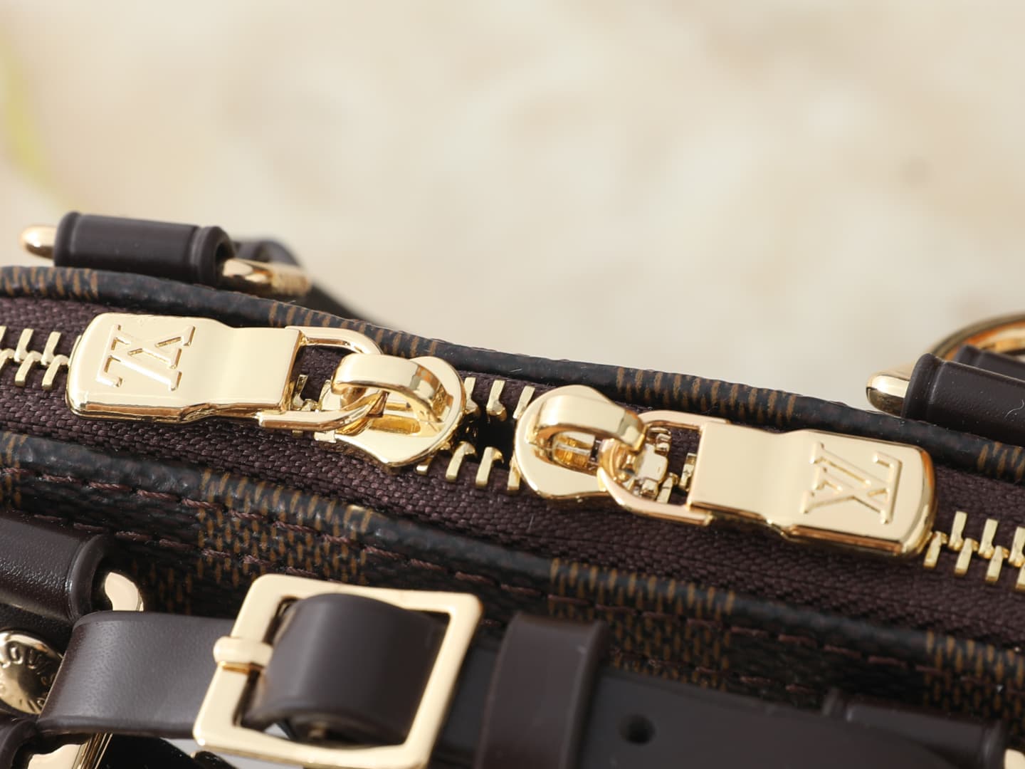 C5102 💰 Upgrade from the original K00015, M14339, and M82717. This Alma mini handbag is part of the LV&I custom collection. It features a Monogram canvas material with a compact design, making it an ideal choice for daily use. You can choose between shoul — image 7