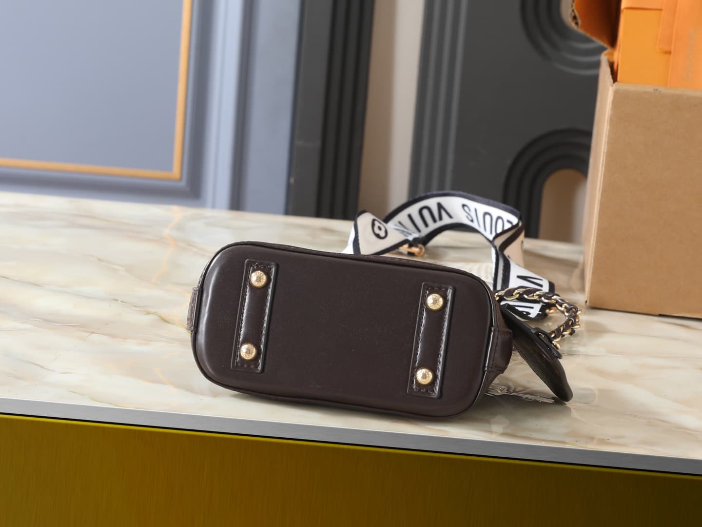 C5102 💰 Upgrade from the original K00015, M14339, and M82717. This Alma mini handbag is part of the LV&I custom collection. It features a Monogram canvas material with a compact design, making it an ideal choice for daily use. You can choose between shoul — image 4