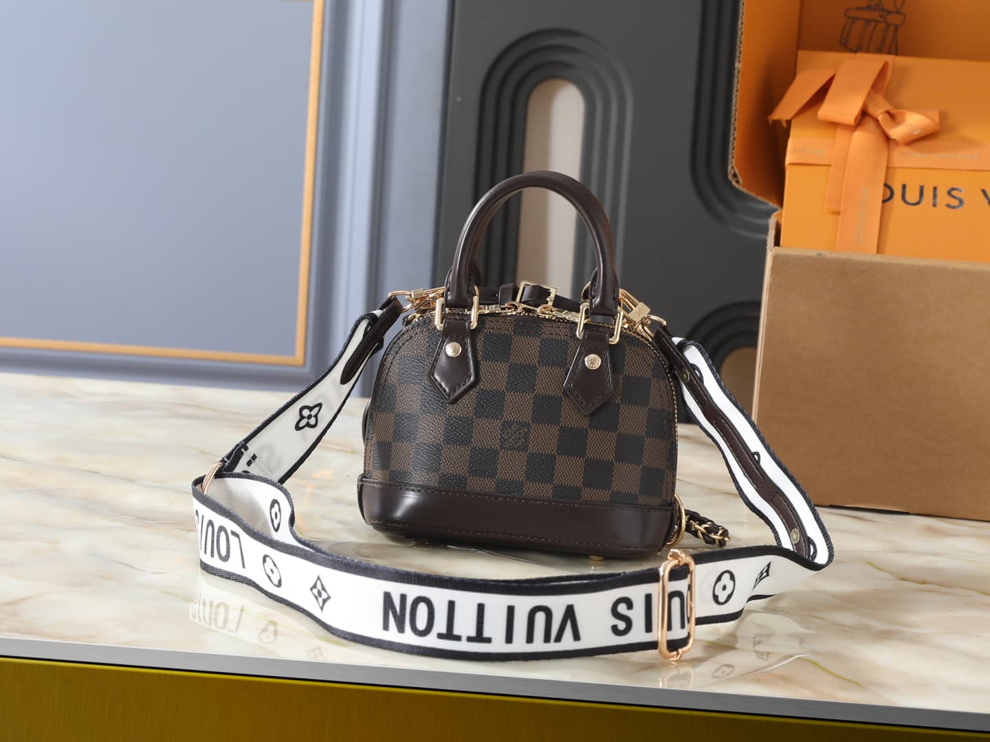 C5102 💰 Upgrade from the original K00015, M14339, and M82717. This Alma mini handbag is part of the LV&I custom collection. It features a Monogram canvas material with a compact design, making it an ideal choice for daily use. You can choose between shoul — image 3