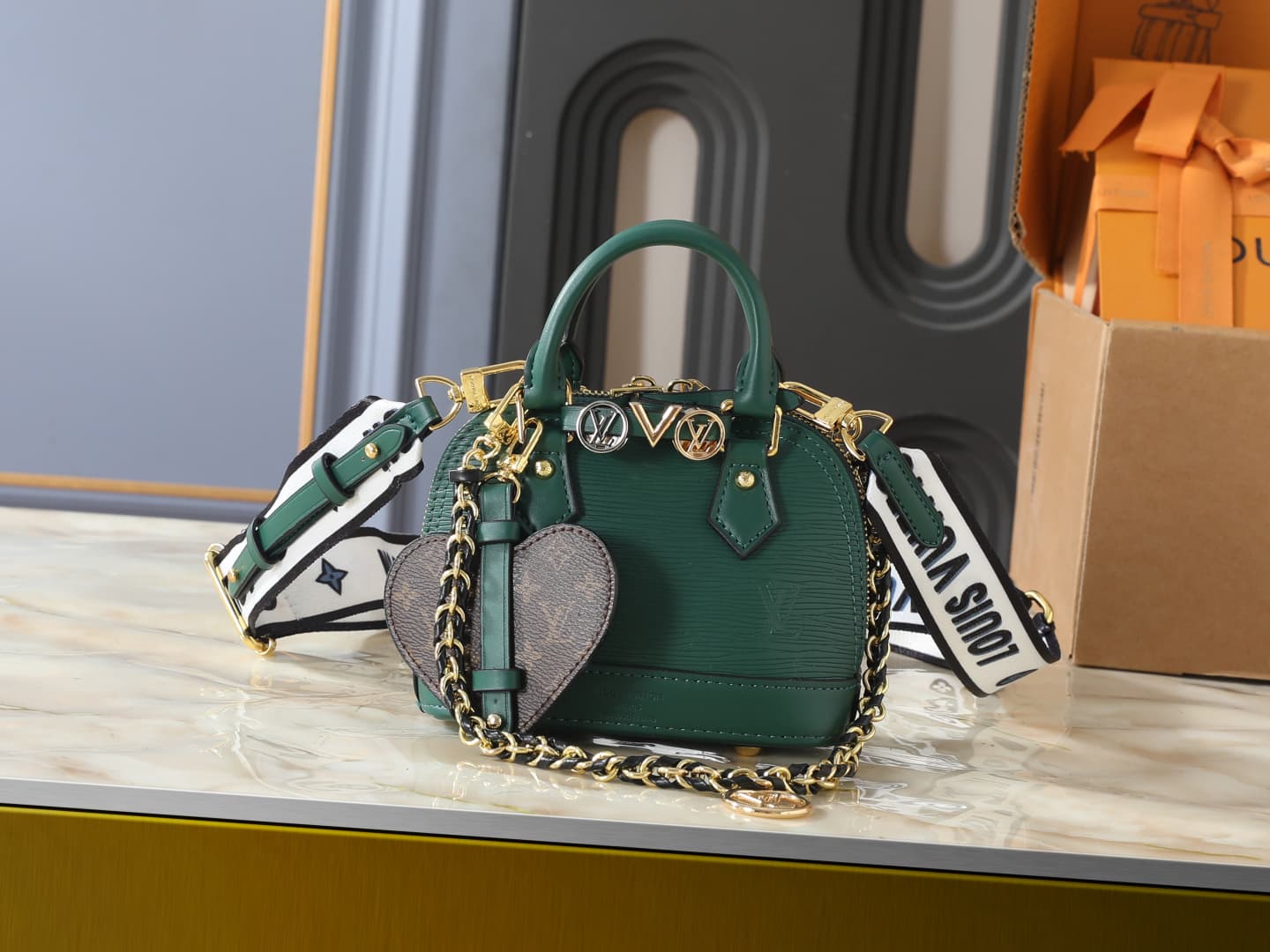 C5101 💰 Upgrade the original K00015, M14339, and M82717. This Alma mini handbag is part of the LV&I custom collection. It features a Monogram canvas material with a compact design, making it ideal for daily use in various carrying styles. You can choose s — image 1
