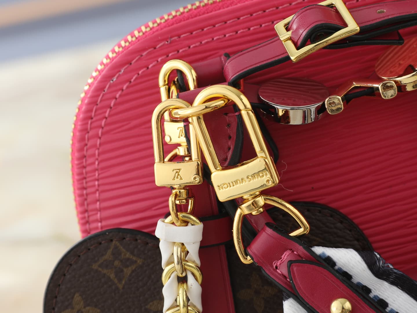 C5100 💰 Upgrade from the original K00015, M14339, and M82717. This Alma mini handbag is part of the LV&I custom collection. It features a Monogram canvas material with a compact design, making it an ideal choice for daily use. You can choose between shoul — image 6