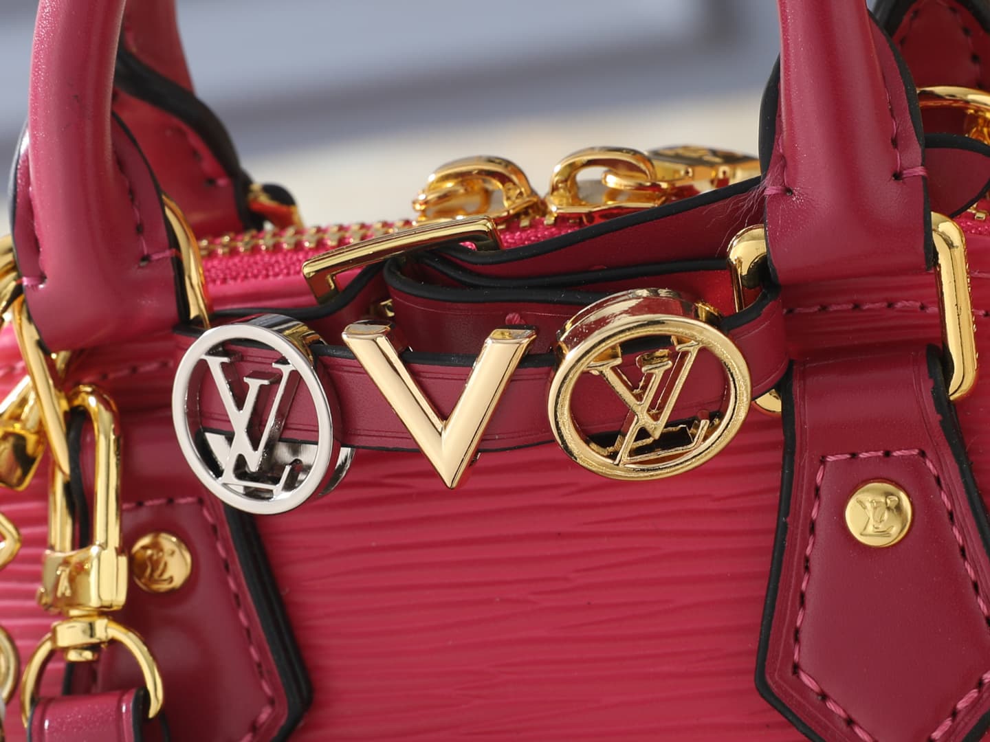 C5100 💰 Upgrade from the original K00015, M14339, and M82717. This Alma mini handbag is part of the LV&I custom collection. It features a Monogram canvas material with a compact design, making it an ideal choice for daily use. You can choose between shoul — image 5