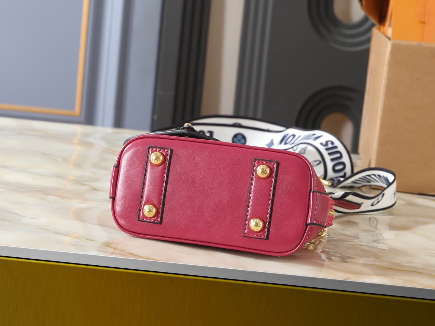C5100 💰 Upgrade from the original K00015, M14339, and M82717. This Alma mini handbag is part of the LV&I custom collection. It features a Monogram canvas material with a compact design, making it an ideal choice for daily use. You can choose between shoul — image 4